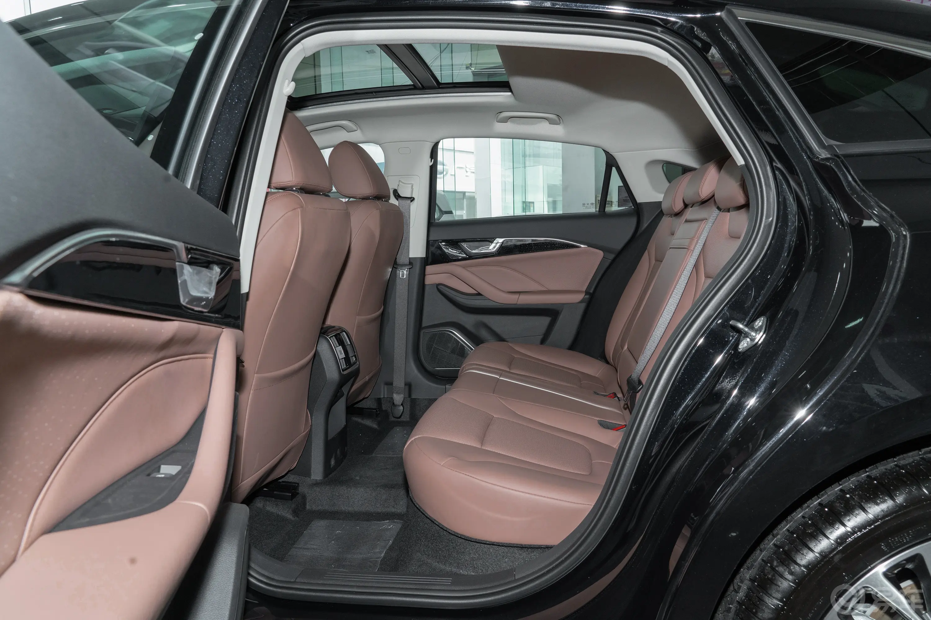 奔腾B70龙腾版 1.5T 双离合领跃型后排空间
