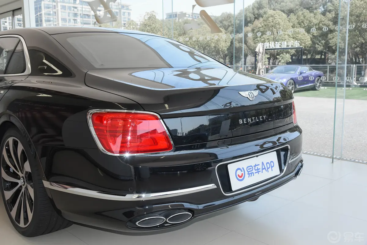 【飞驰4.0T V8 江山特别版车尾特写图片-汽车图片大全】-易车