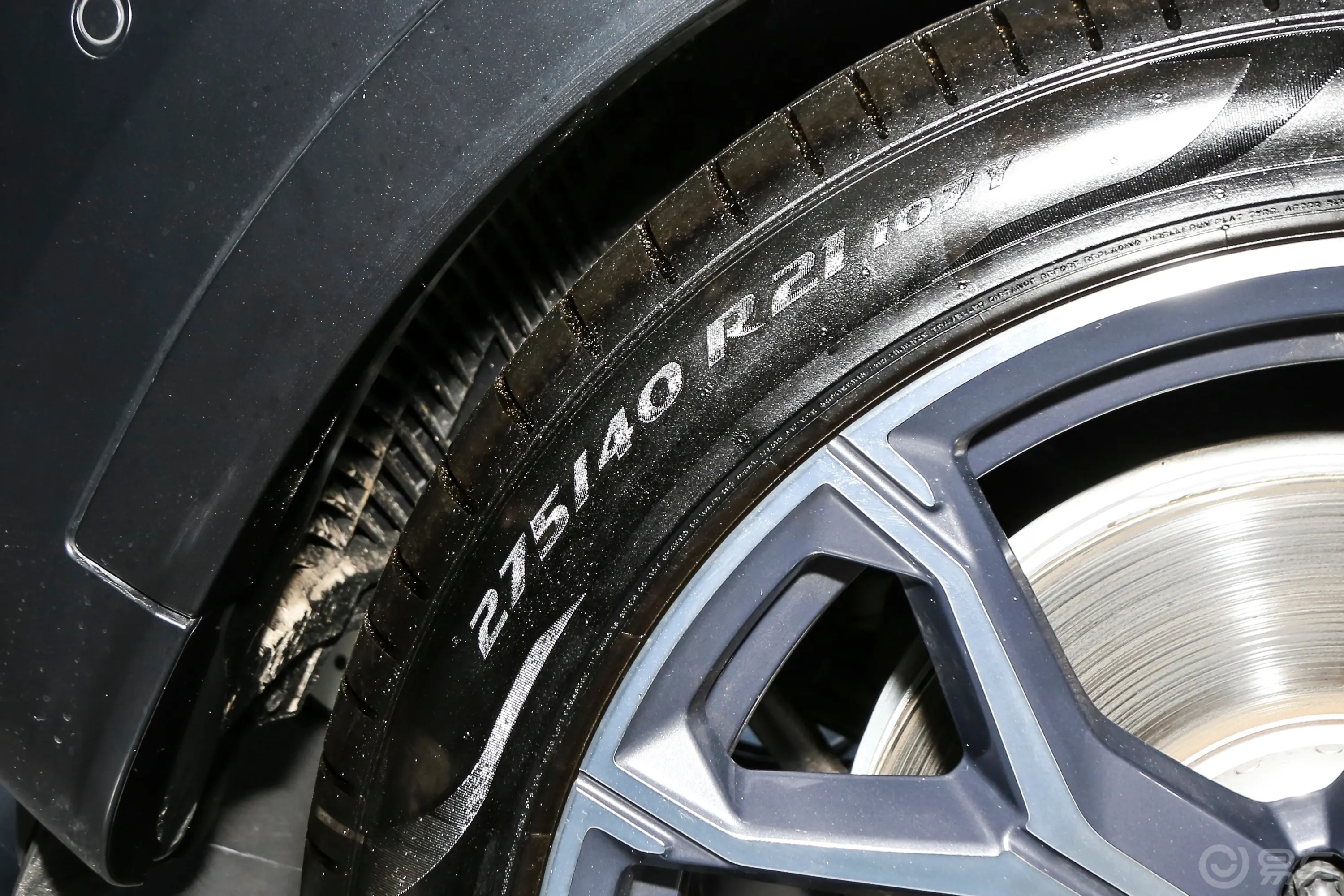 宝马X6改款 xDrive40i 尊享型 M运动套装前轮胎尺寸