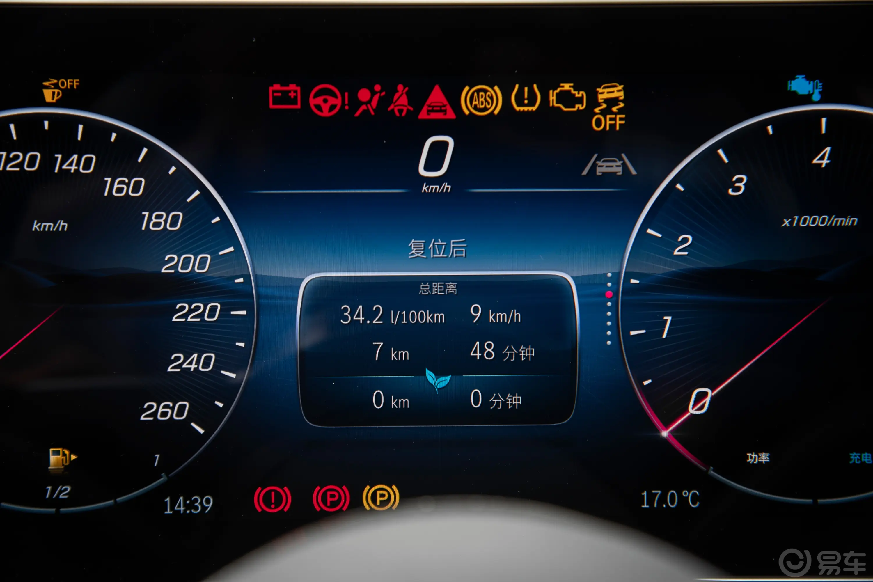 奔驰C级改款 C 260 L主驾驶位