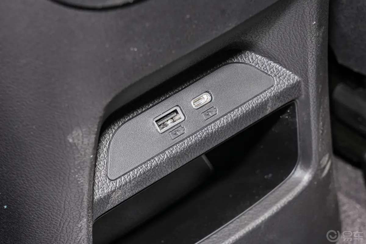 海狮05DM-i智驾版 1.5L 75km 豪华型后排(第二排)充电口