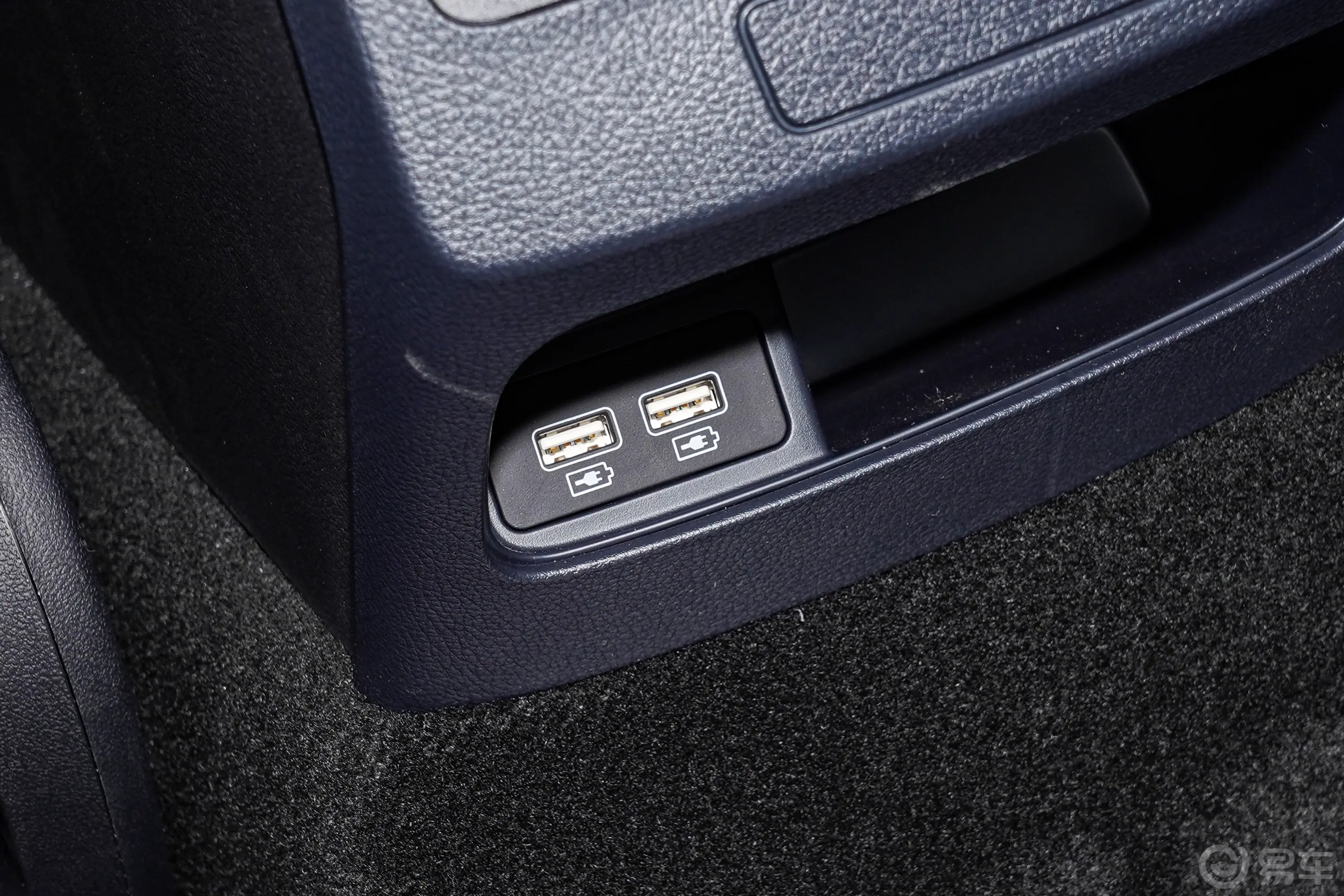 秦PLUS新能源EV 510km 畅行版后排(第二排)充电口