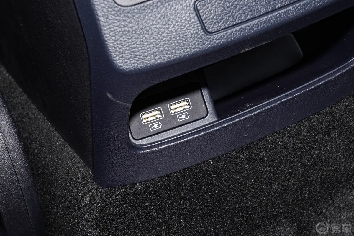 秦PLUS新能源EV 510km 畅行版后排(第二排)充电口