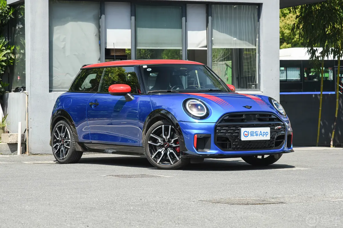 MINI JCW2.0T JOHN COOPER WORKS侧前45度车头向右水平
