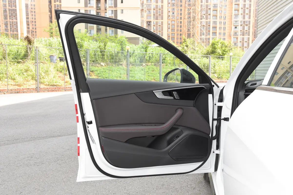 奥迪A4L200万辆悦享版 40 TFSI 豪华动感型驾驶员侧前车门