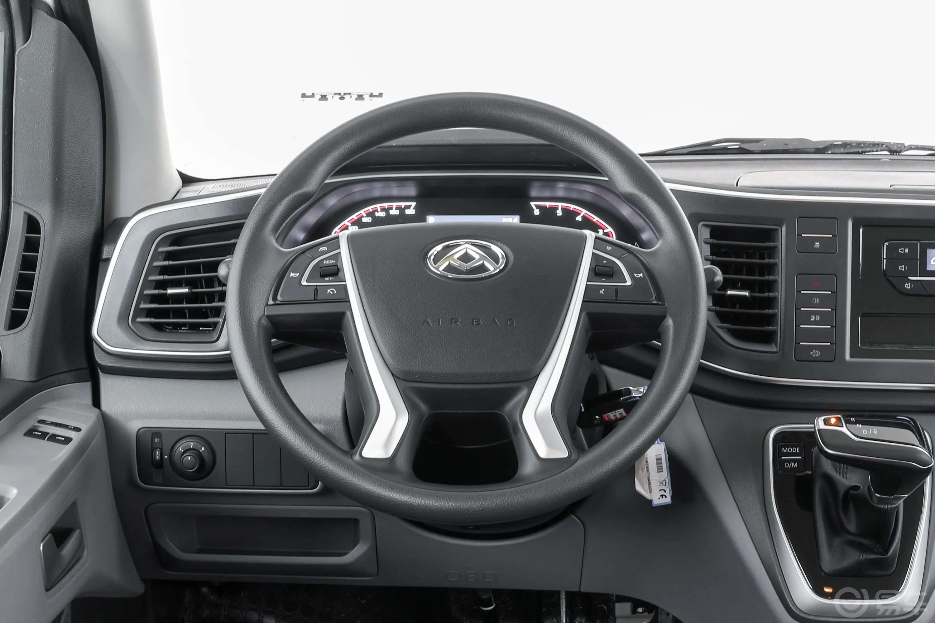 新途V80PRO 傲运通 2.0T 自动短轴超低顶 5/6座方向盘