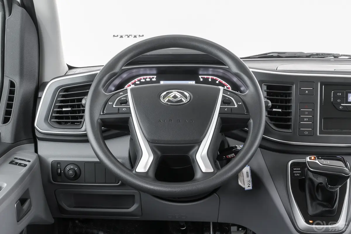 新途V80PRO 傲运通 2.0T 自动短轴超低顶 5/6座方向盘