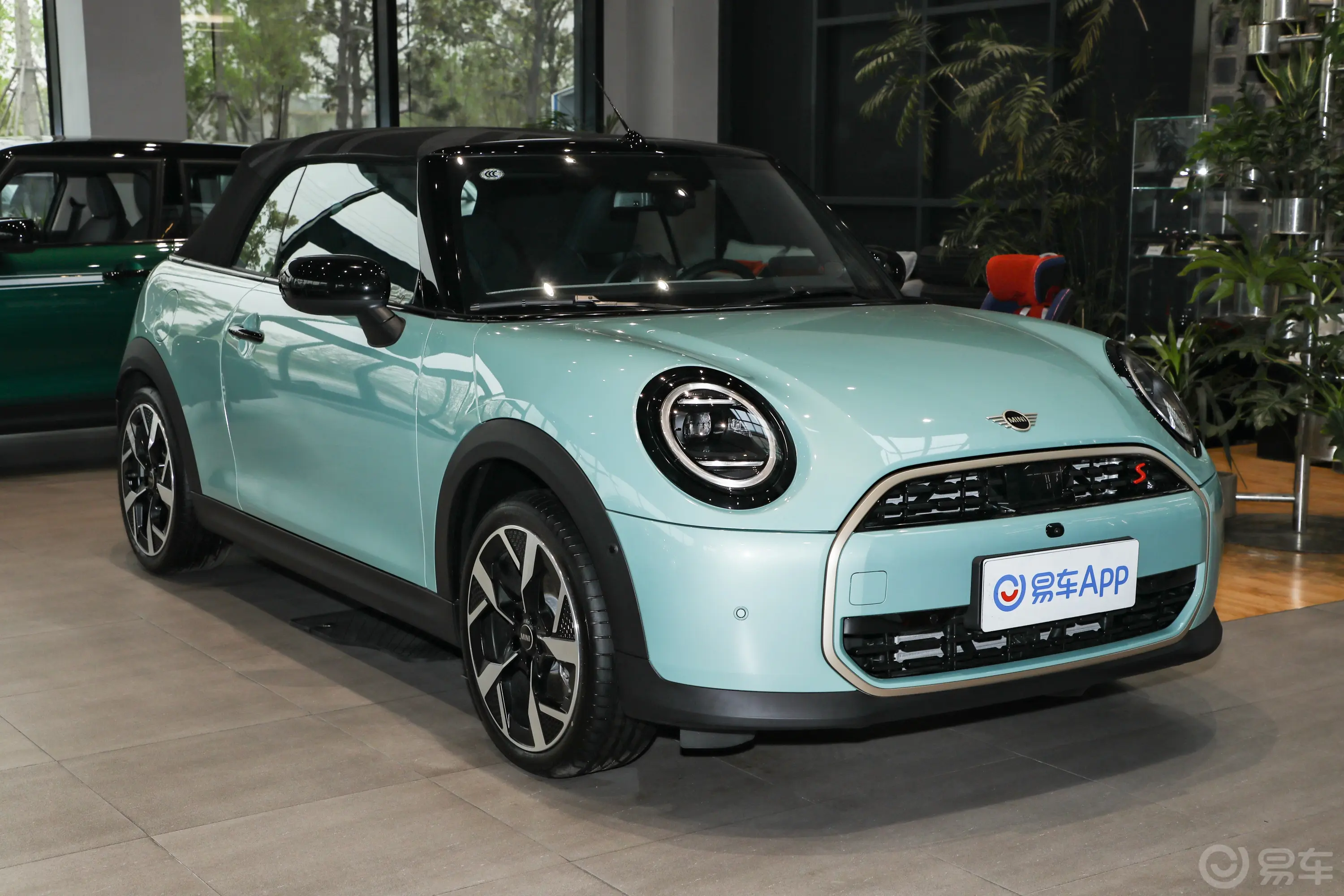 MINI CABRIO2.0T COOPER S CABRIO 艺术家侧前45度车头向右水平