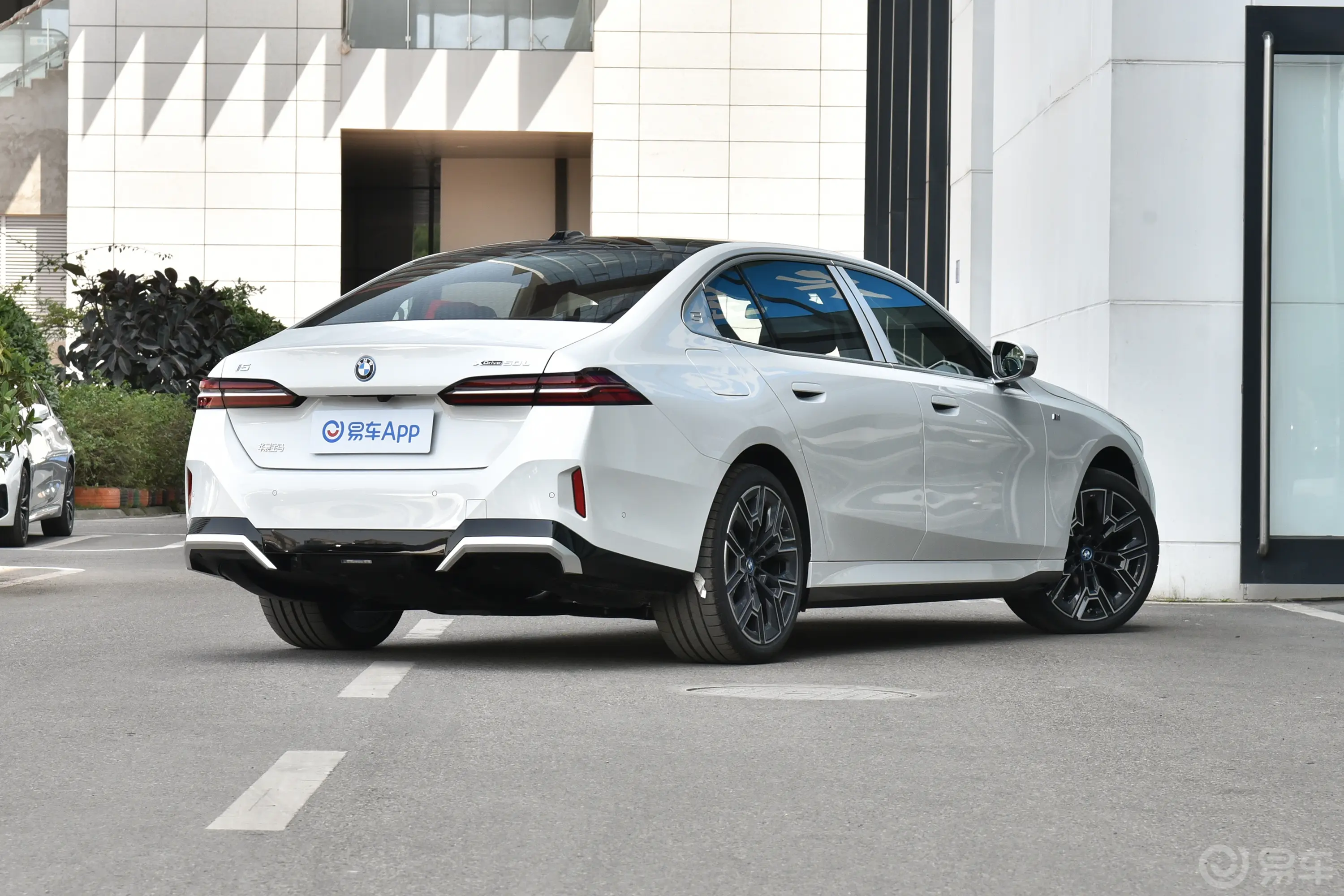 宝马i5xDrive 50L M运动套装侧后45度车头向右水平