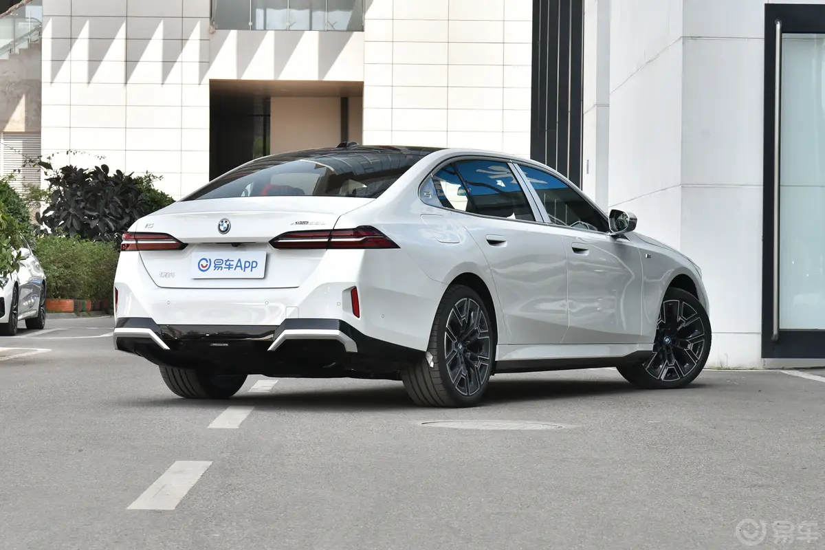宝马i5xDrive 50L M运动套装侧后45度车头向右水平