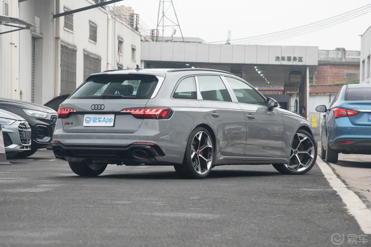 奥迪RS 42.9T Avant 致臻版侧后45度车头向右水平