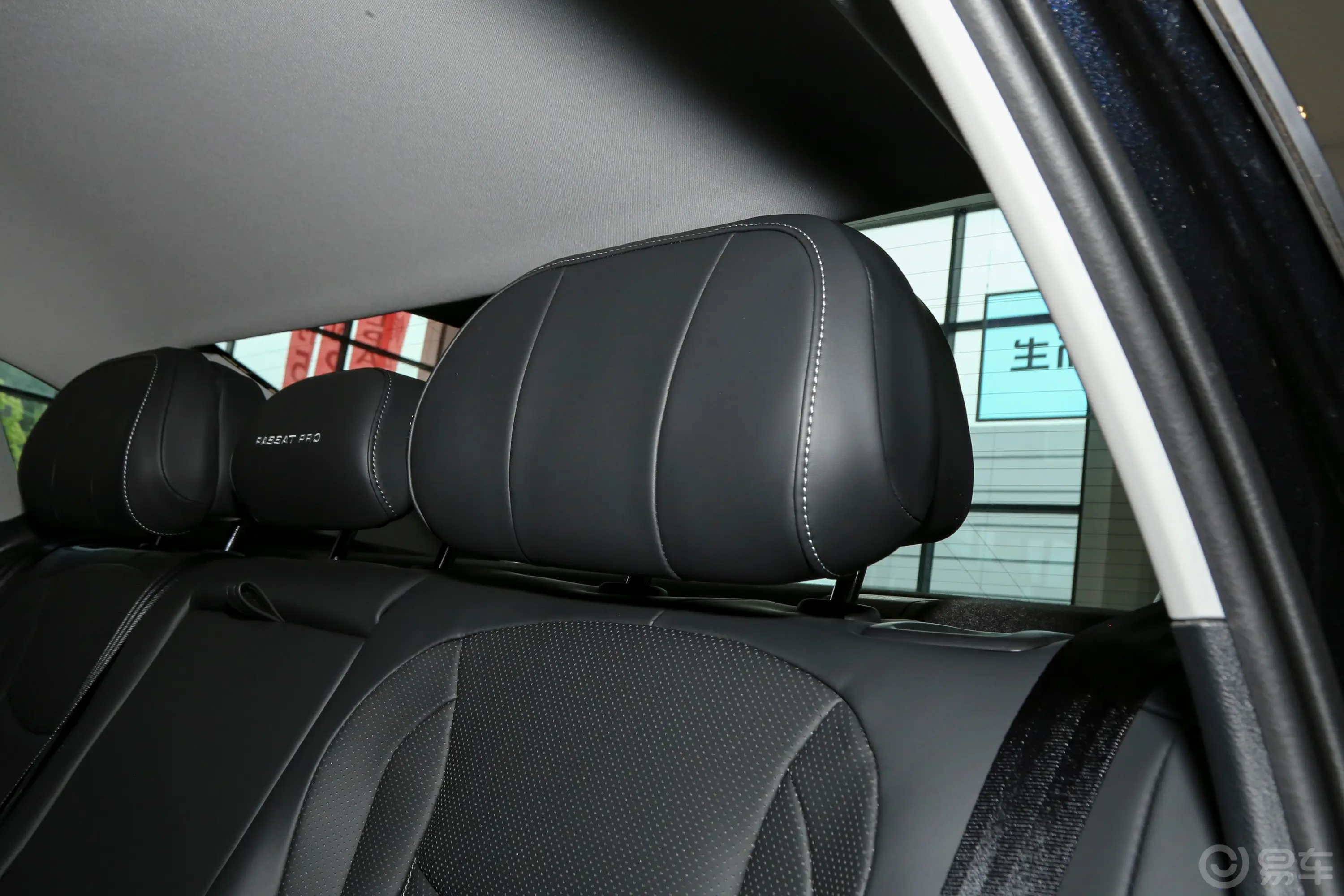 帕萨特Pro 300TSI 龙耀版后排空间