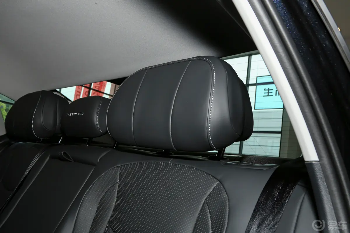 帕萨特Pro 300TSI 龙耀版后排空间