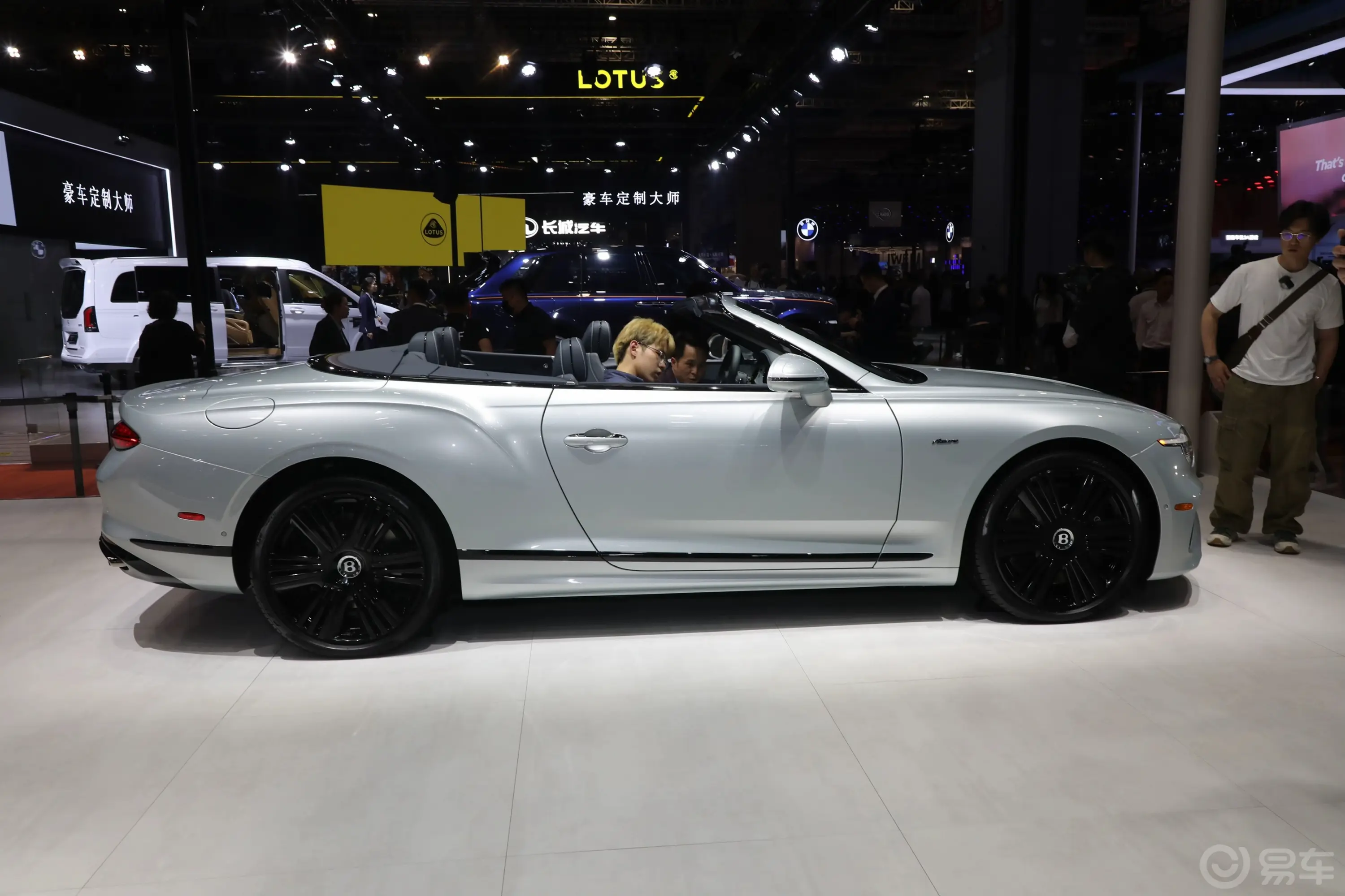 欧陆4.0T GT V8 敞篷雅度版外观