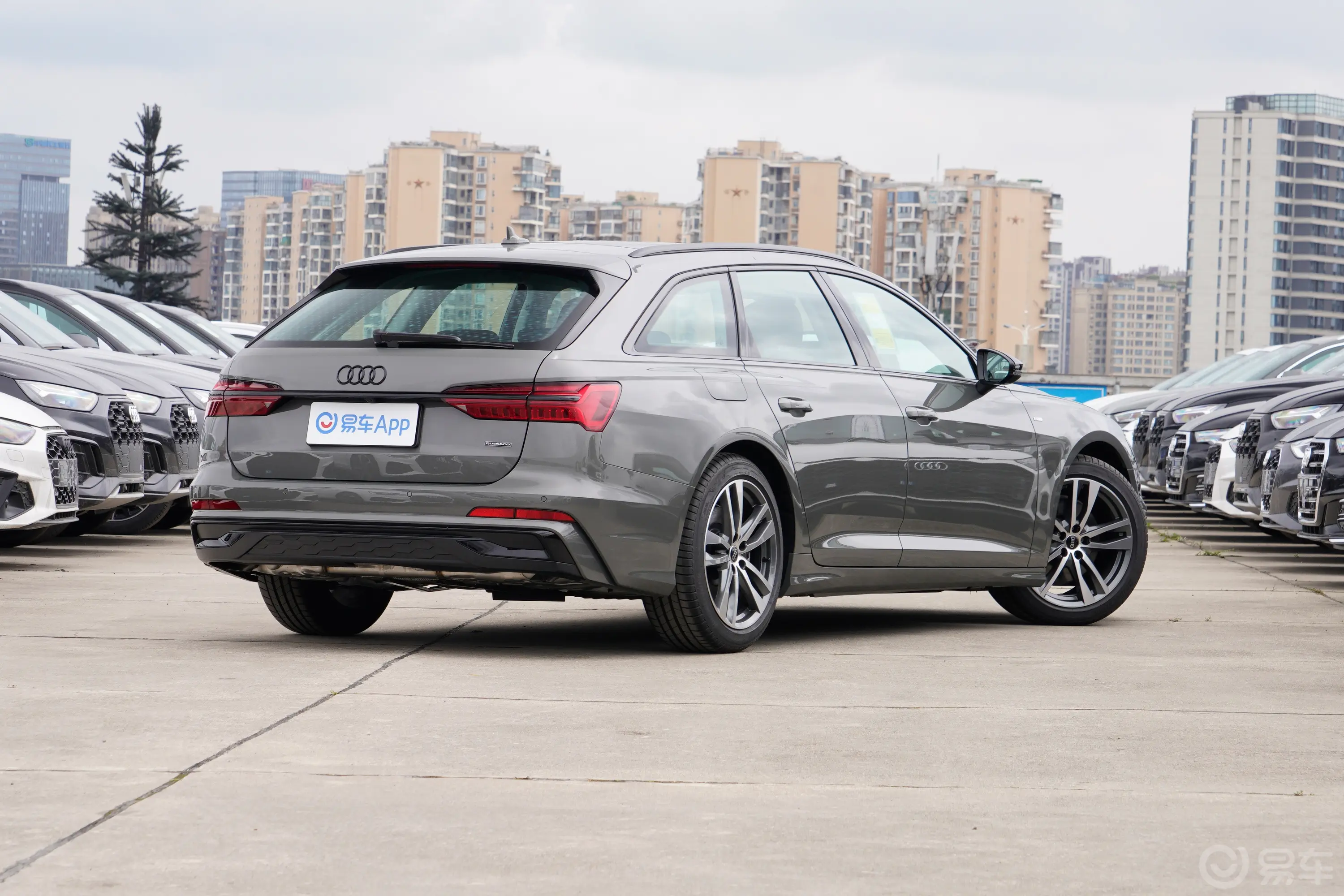 奥迪A6Avant 先锋派 45 TFSI quattro 臻选动感型侧后45度车头向右水平