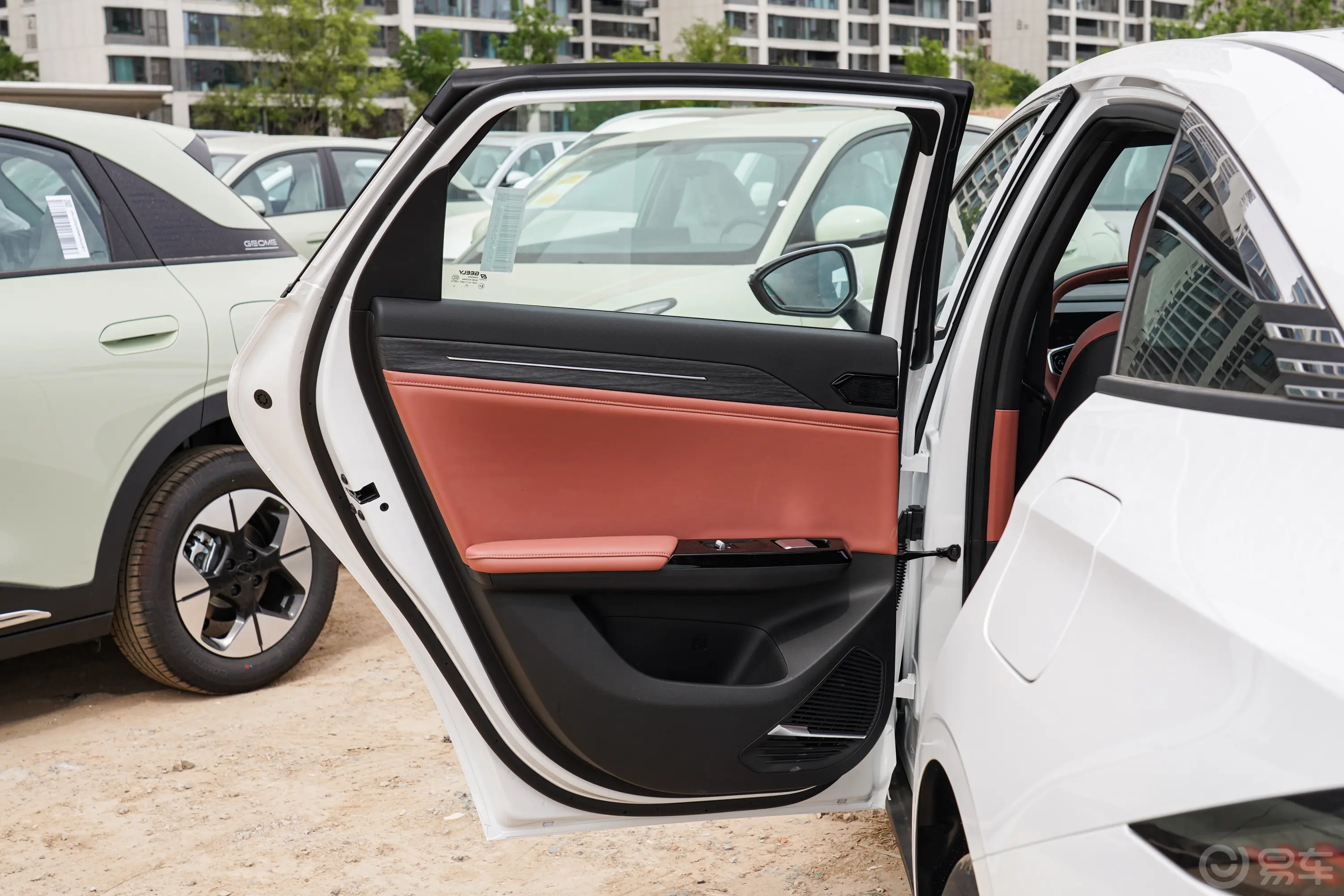 银河L6EM-i 1.5L 60km 探索版驾驶员侧后车门