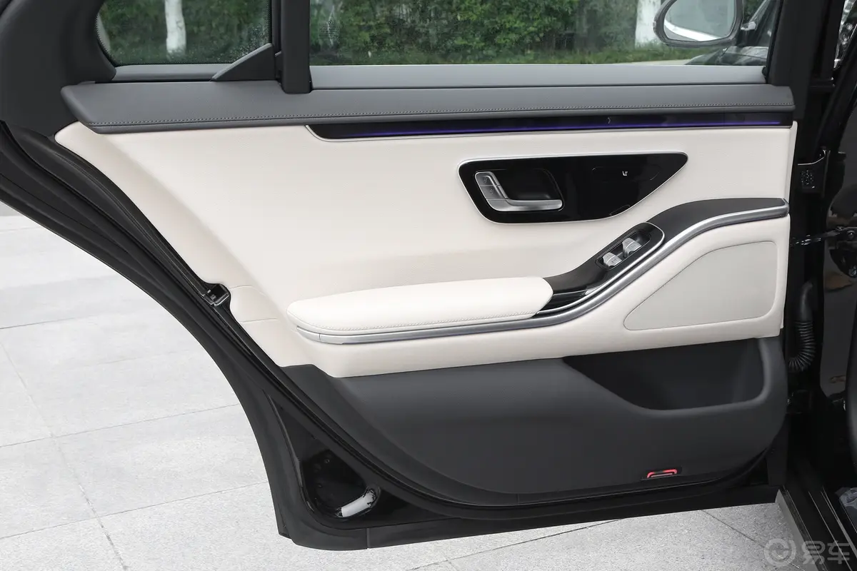 奔驰S级S 400 L 商务型后排功能