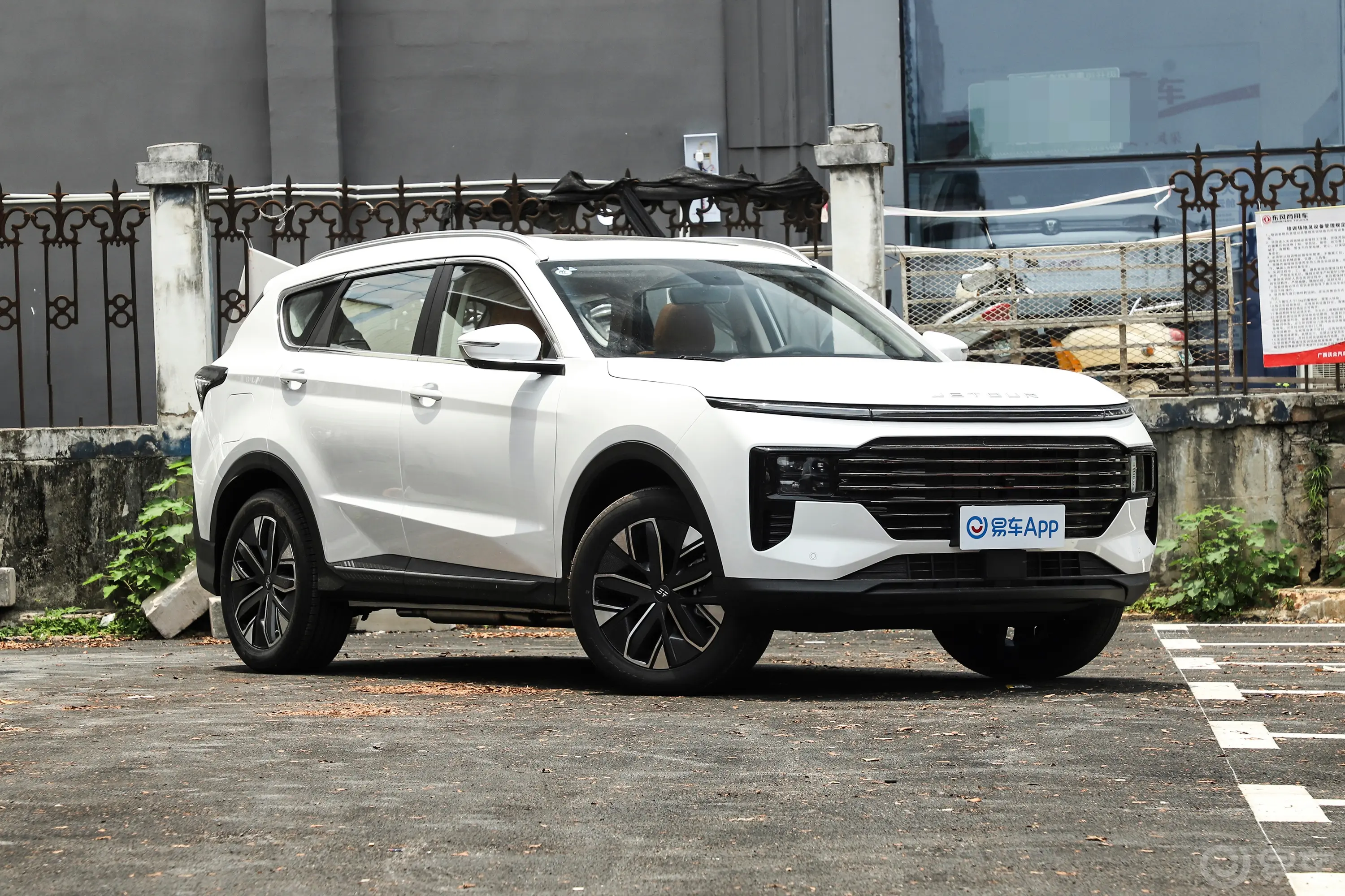 捷途X70 PLUS C-DM1.5T 120km 豪华版 5座侧前45度车头向右水平
