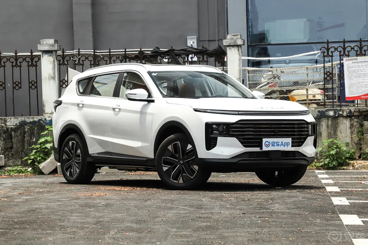 捷途X70 PLUS C-DM1.5T 120km 豪华版 5座侧前45度车头向右水平