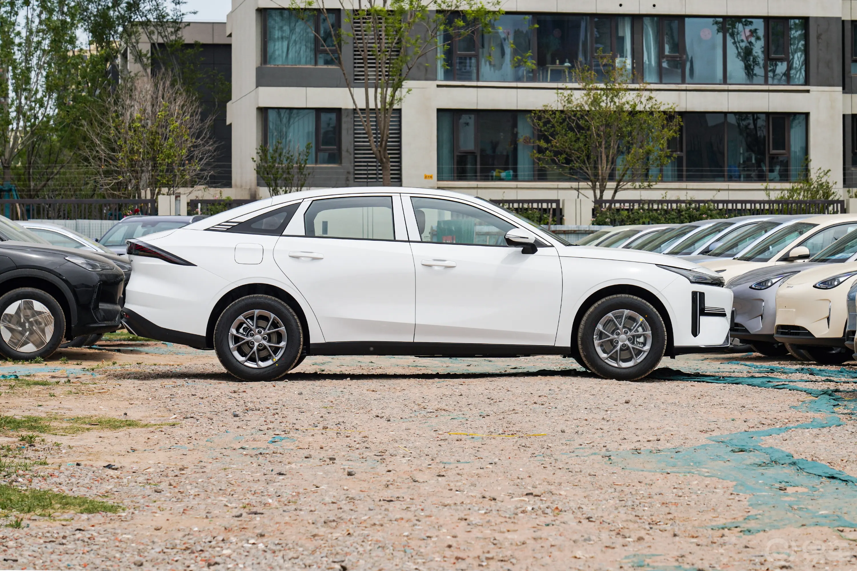 银河L6EM-i 1.5L 60km 探索版正侧车头向右水平