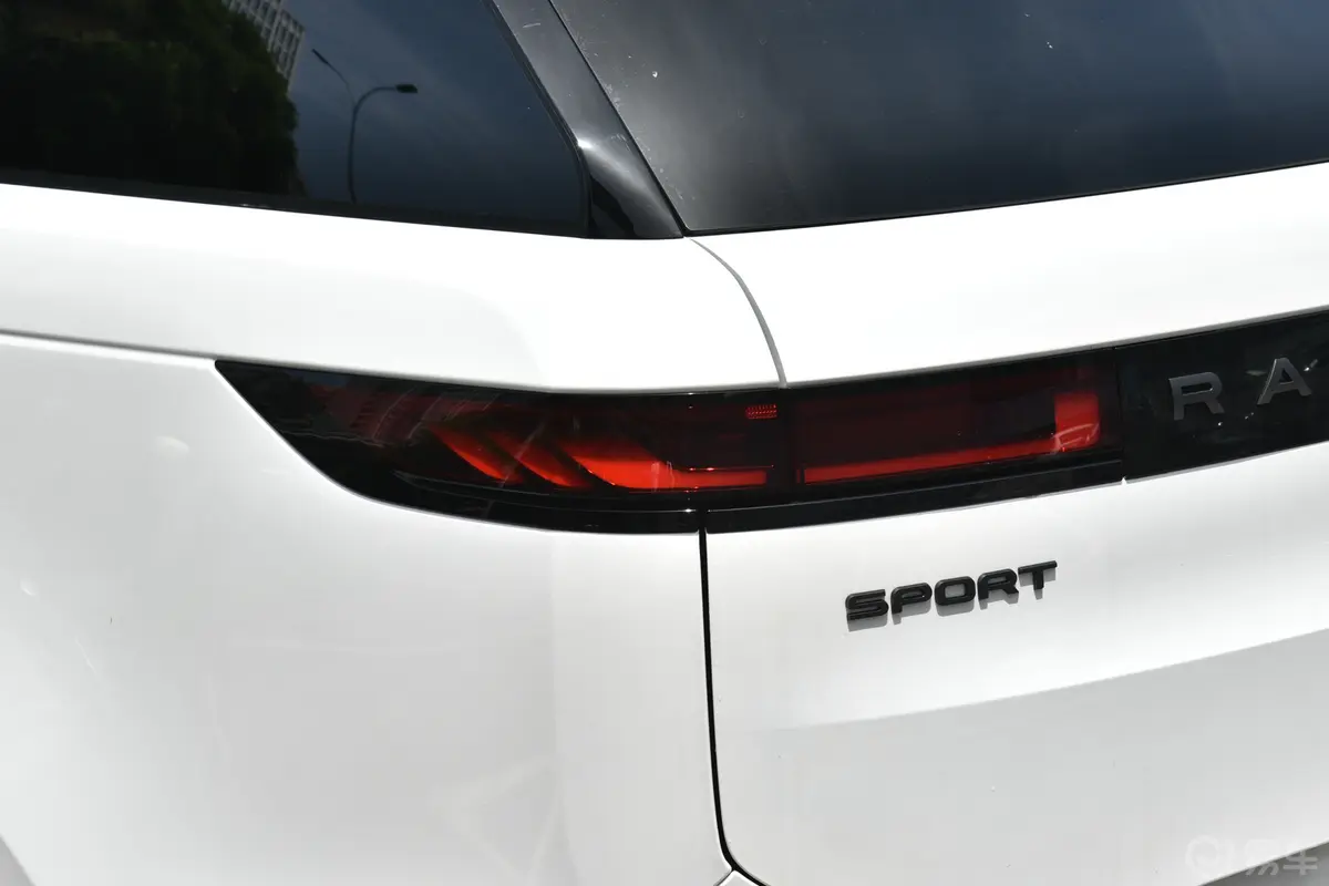 揽胜运动版3.0T Dynamic SE尾灯侧45度俯拍