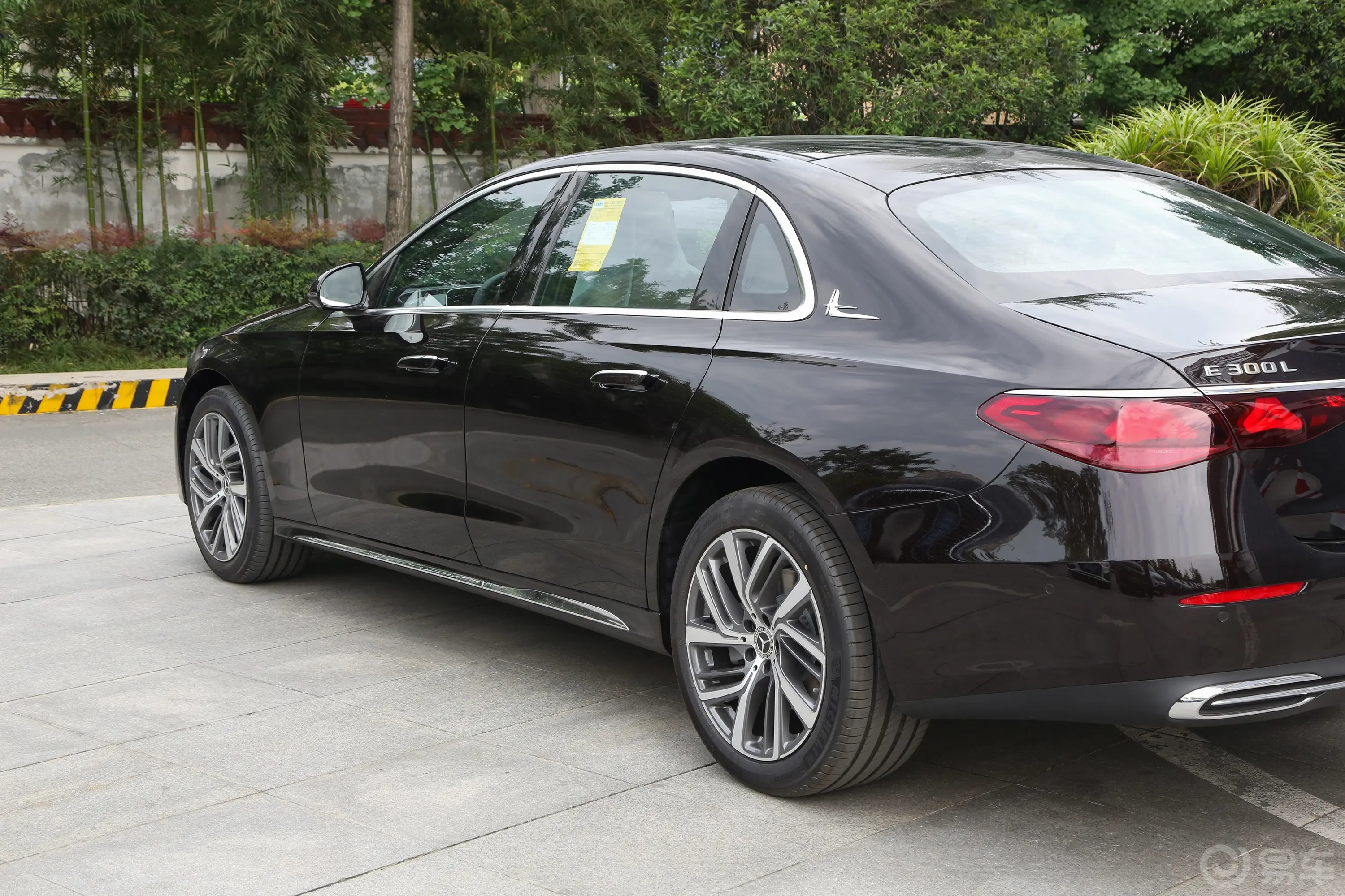 奔驰E级改款 E 300 L 时尚型外观细节