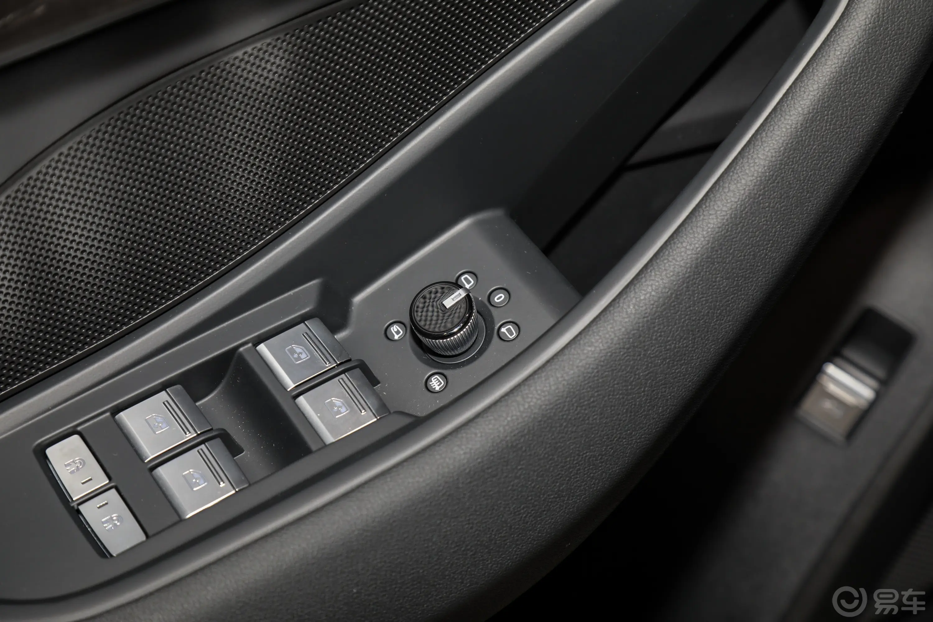 奥迪Q640 TFSI quattro 纪念版 7座后视镜调节键