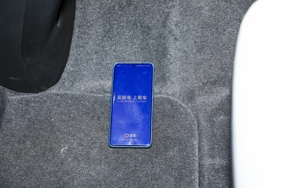 揽境450TSI 四驱R-Line高配版 6座后排地板中间位置