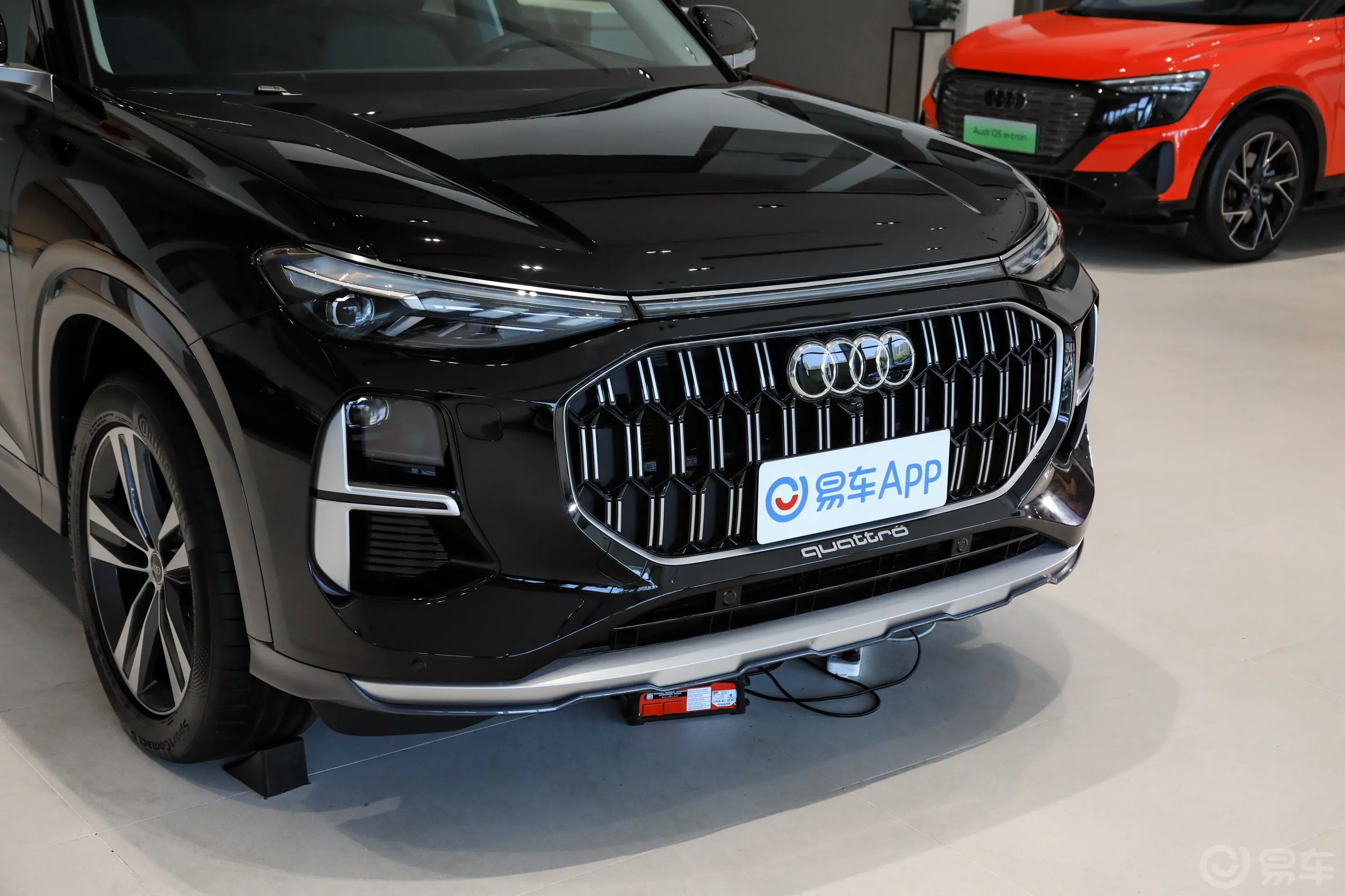 奥迪Q640 TFSI quattro 纪念版 7座前格栅侧俯拍