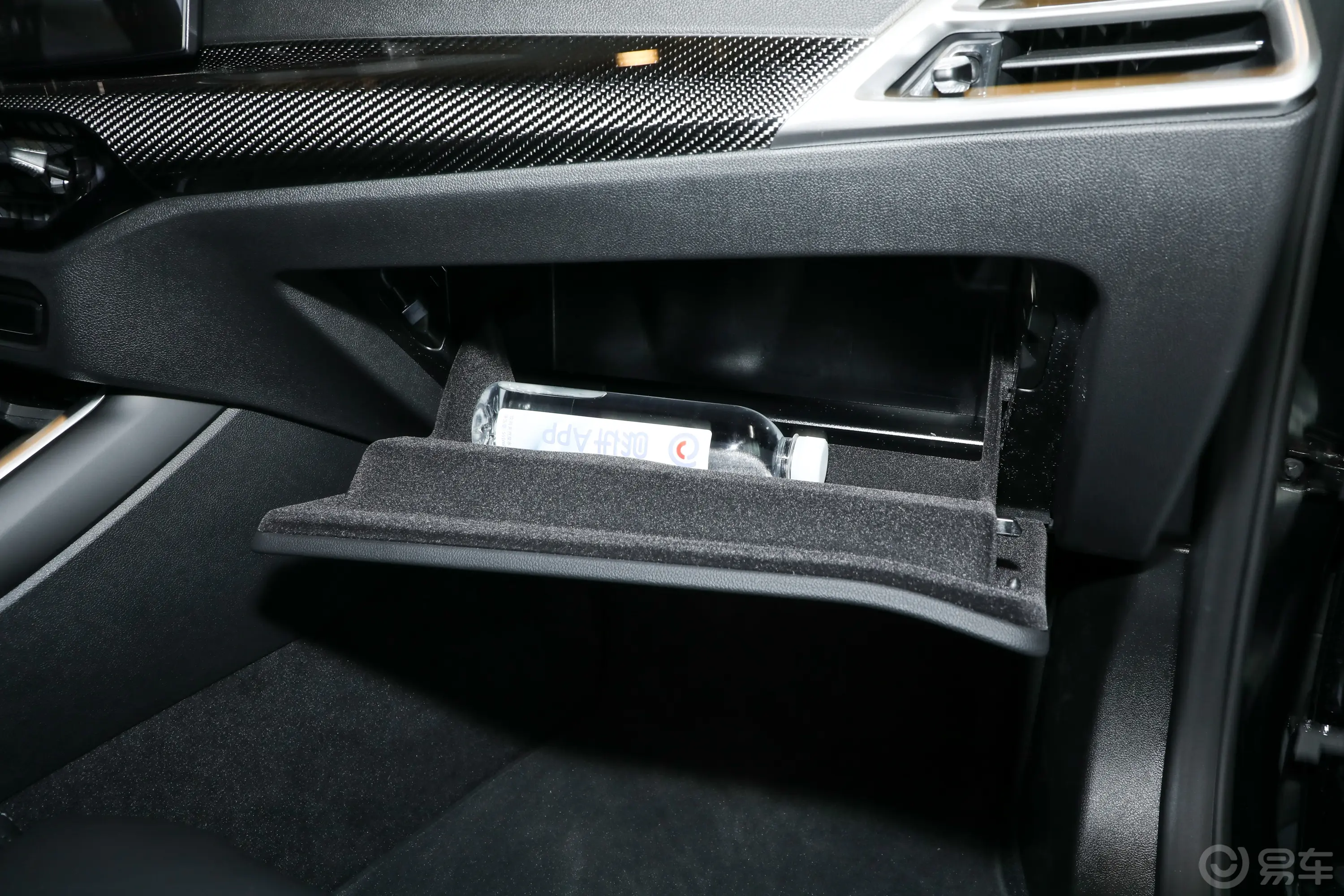 宝马M4M4 双门轿跑车 M xDrive 雷霆版手套箱空间水瓶横置