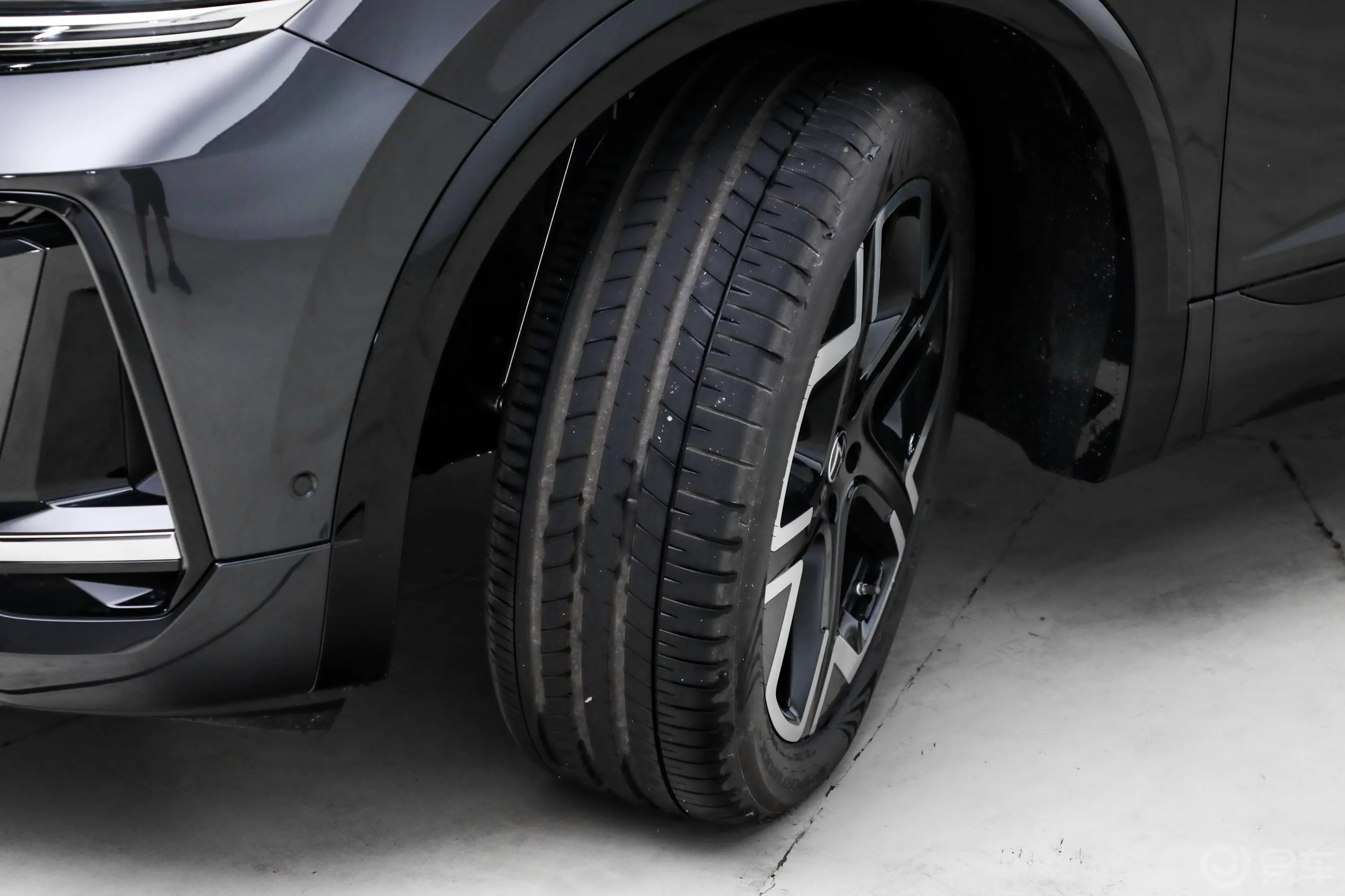 揽境450TSI 四驱R-Line高配版 6座轮胎花纹