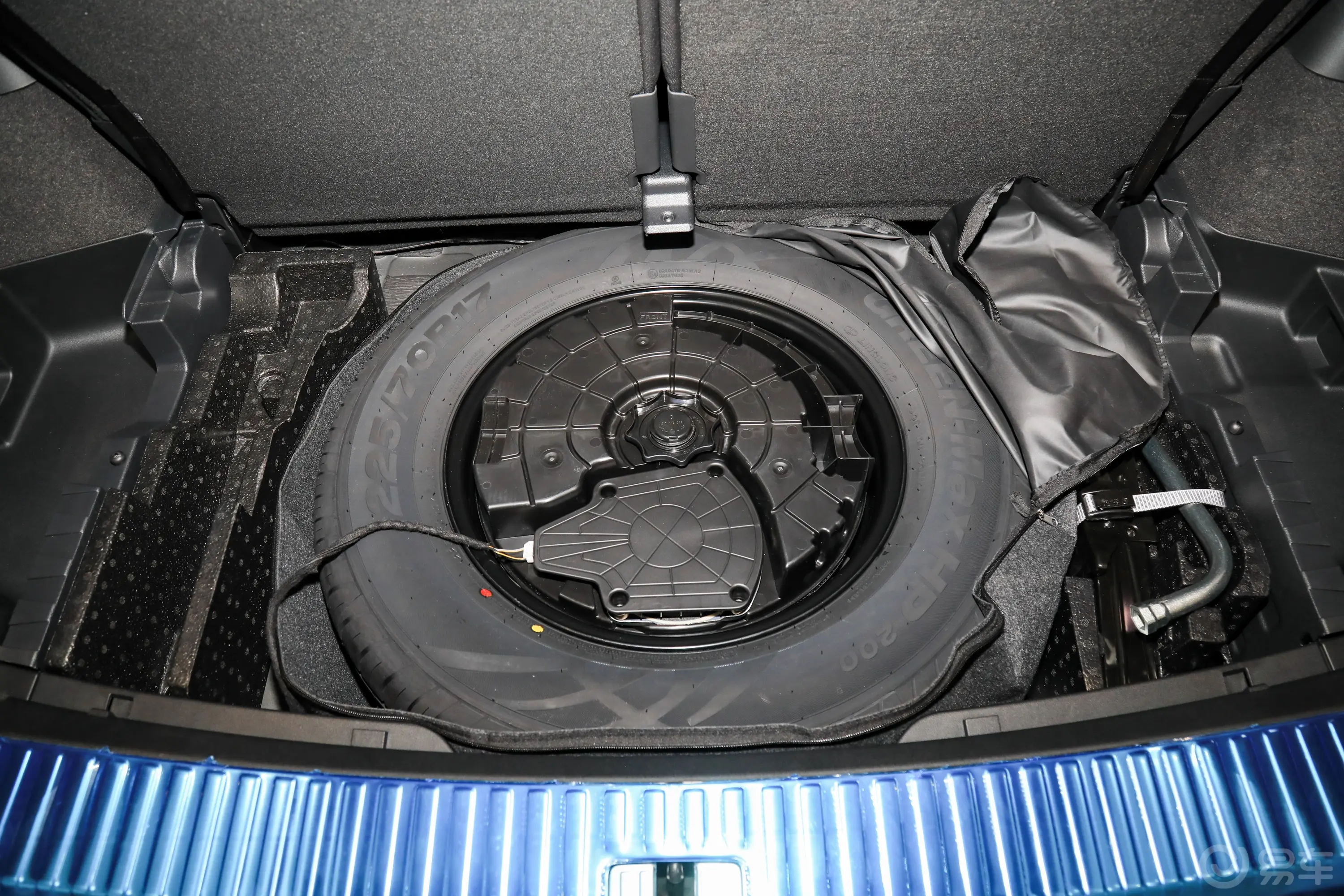 奥迪Q640 TFSI quattro 纪念版 7座备胎