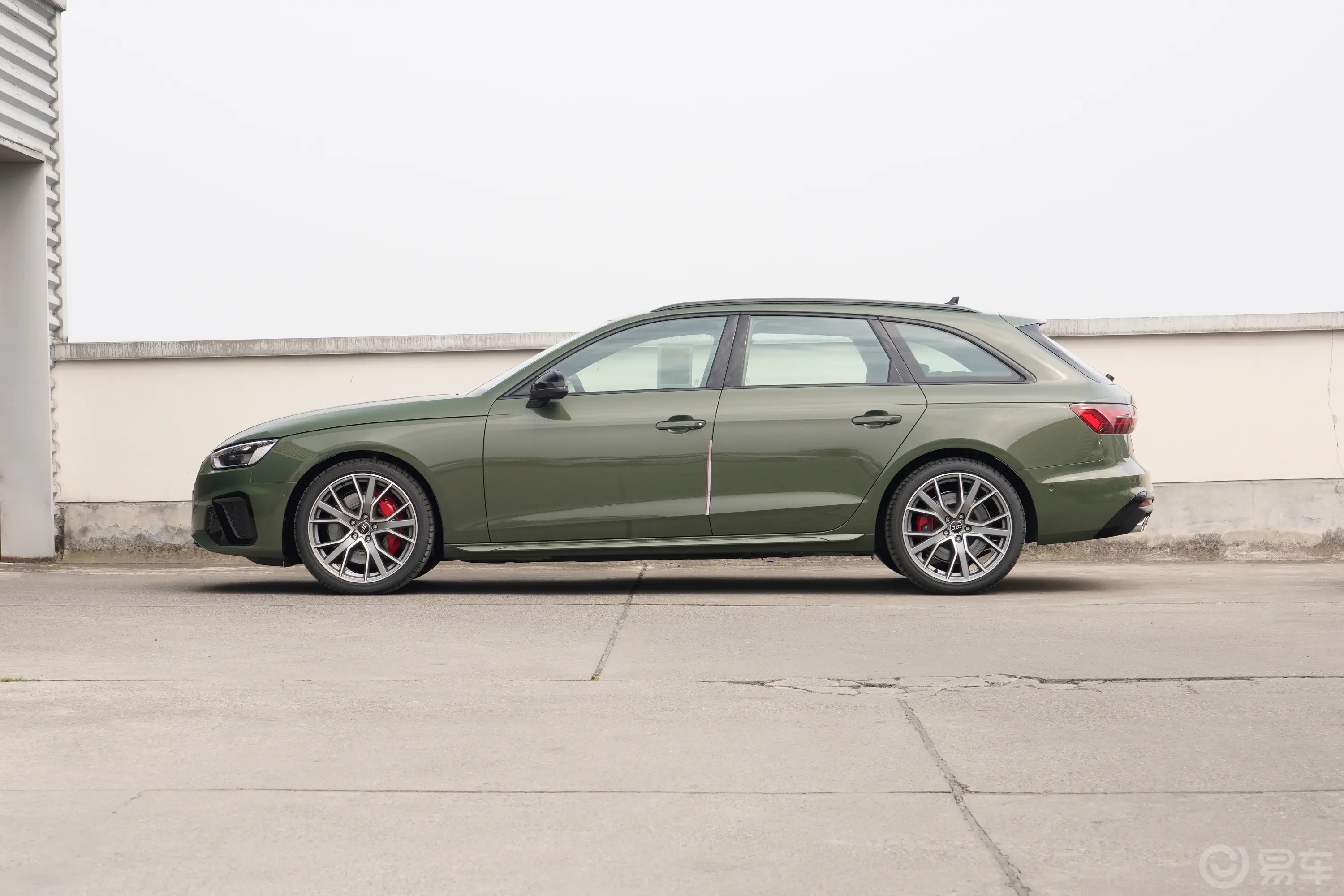 奥迪S4Avant 3.0T正侧车头向左水平