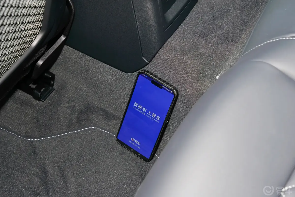 奥迪S4Avant 3.0T后排地板中间位置