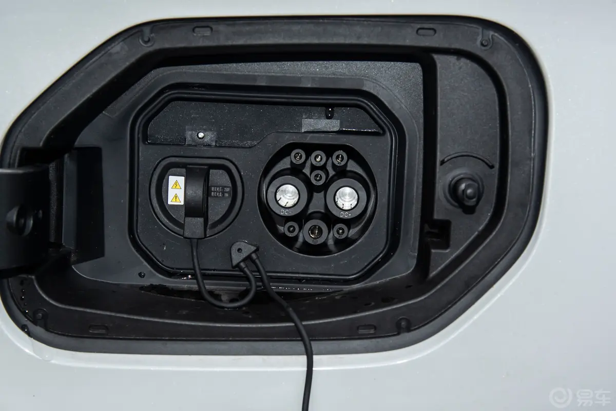 五菱星光插电混动 1.5L 150km 智能领航型快充充电口