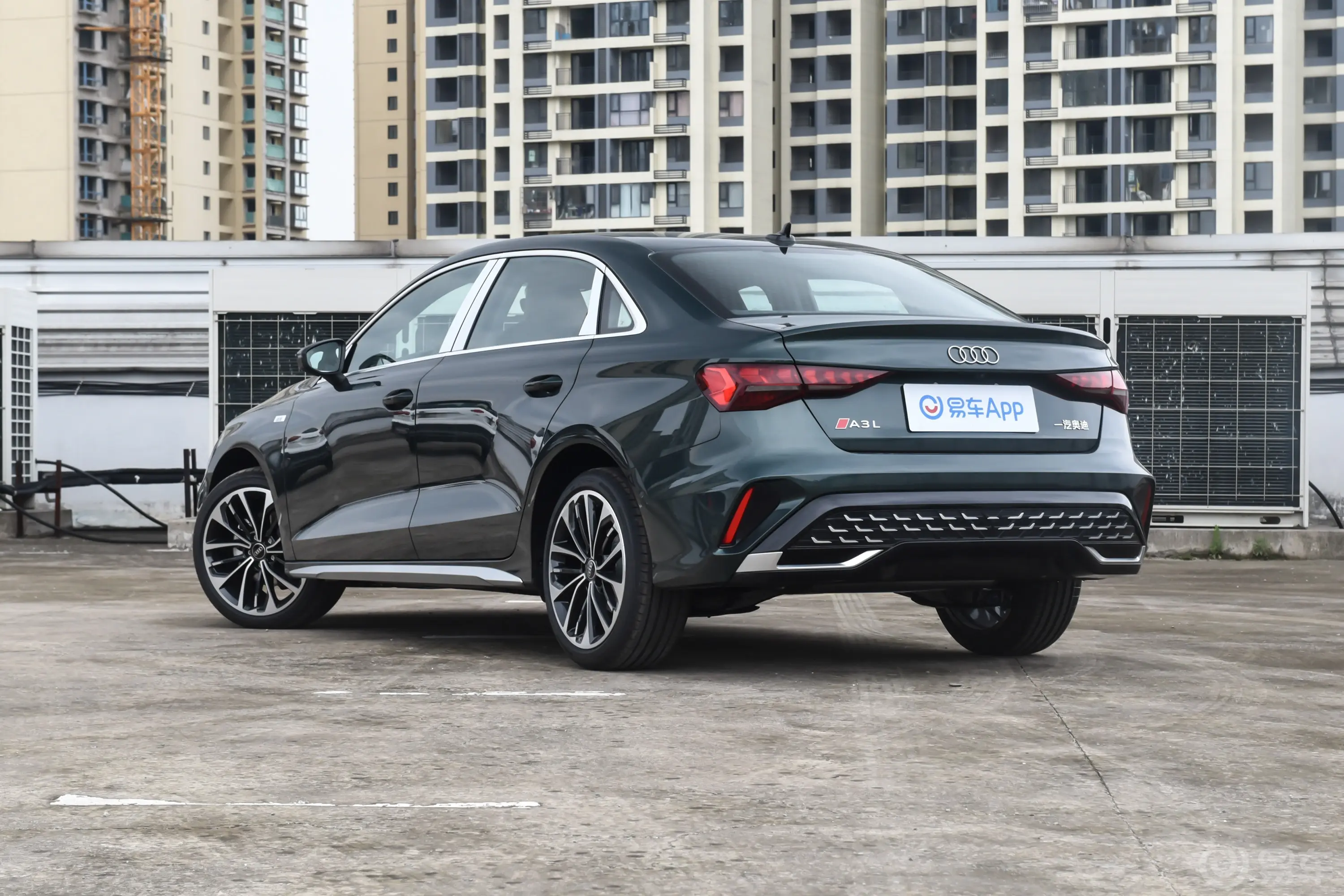 奥迪A3改款 A3L Limousine 35 TFSI 飞驰尊享型+豪华臻选包侧后45度车头向左水平