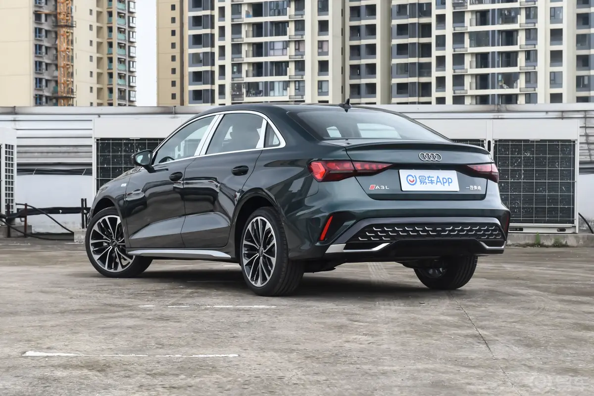 奥迪A3改款 A3L Limousine 35 TFSI 飞驰尊享型+豪华臻选包侧后45度车头向左水平