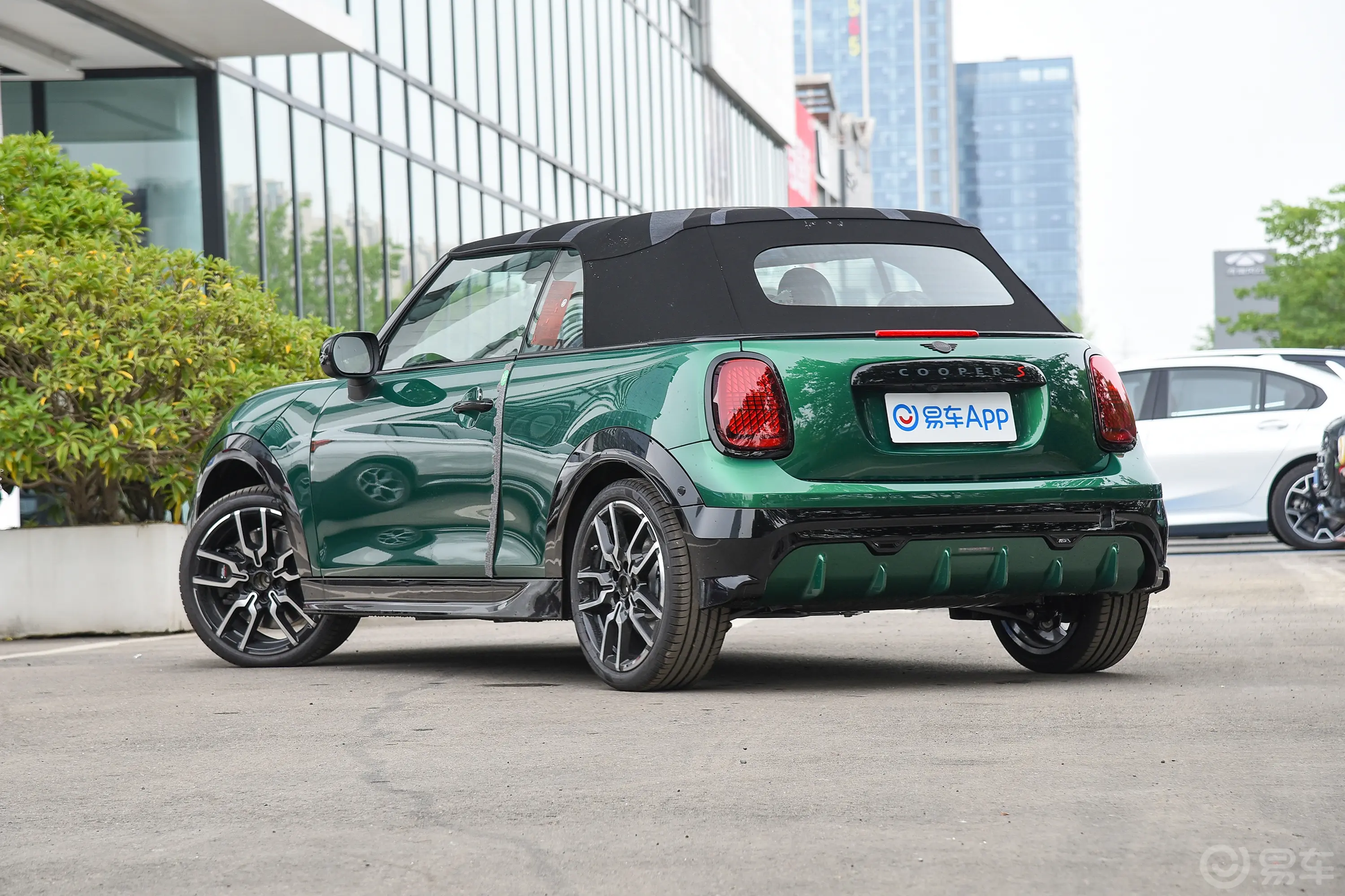 MINI CABRIO2.0T COOPER S CABRIO 赛车手侧后45度车头向左水平