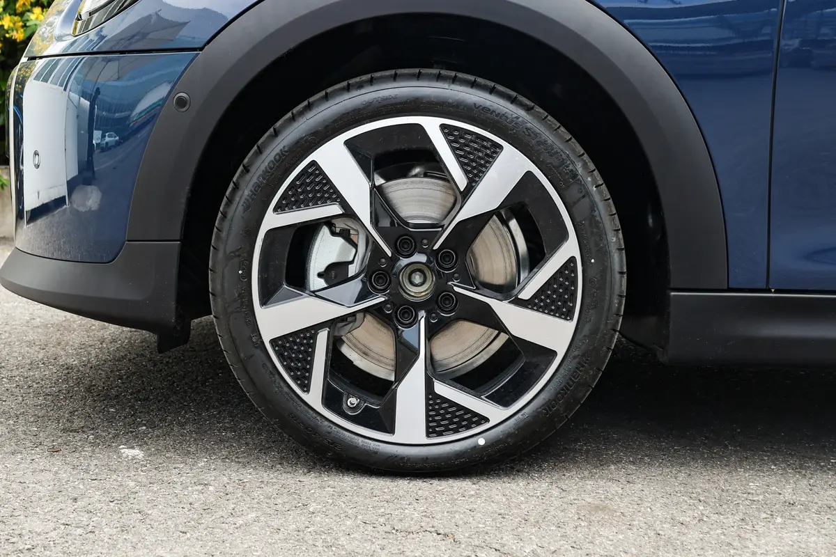 MINI2.0T COOPER S 艺术家 三门版前轮毂造型