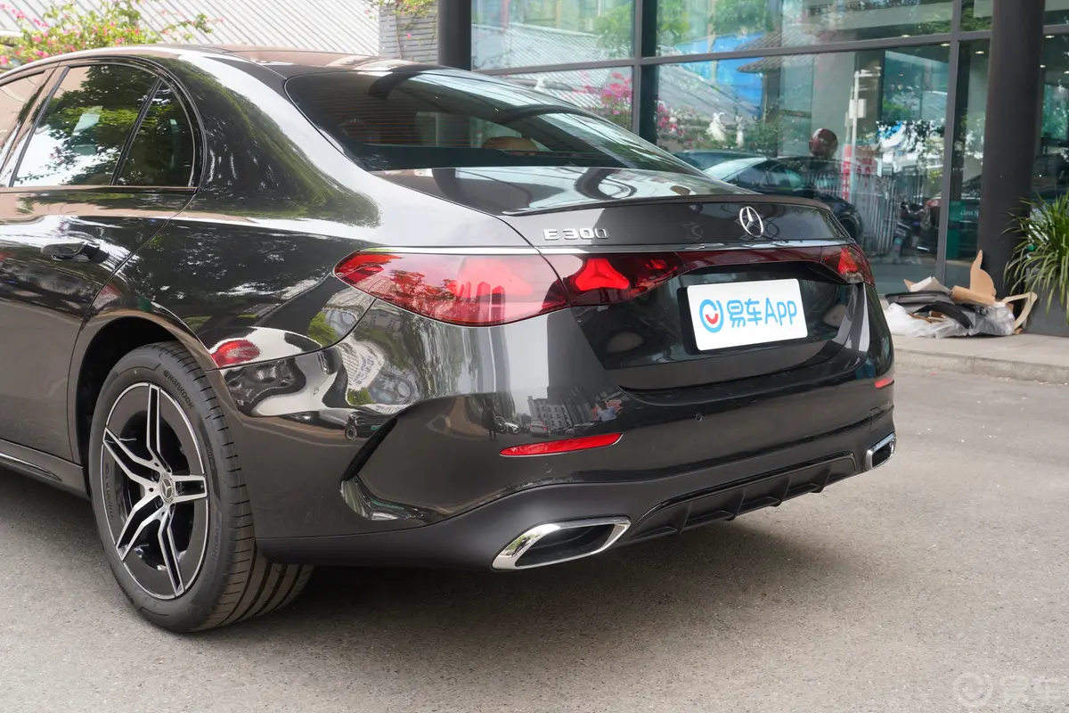 奔驰E级(进口)改款 E 300 时尚型运动版车尾特写