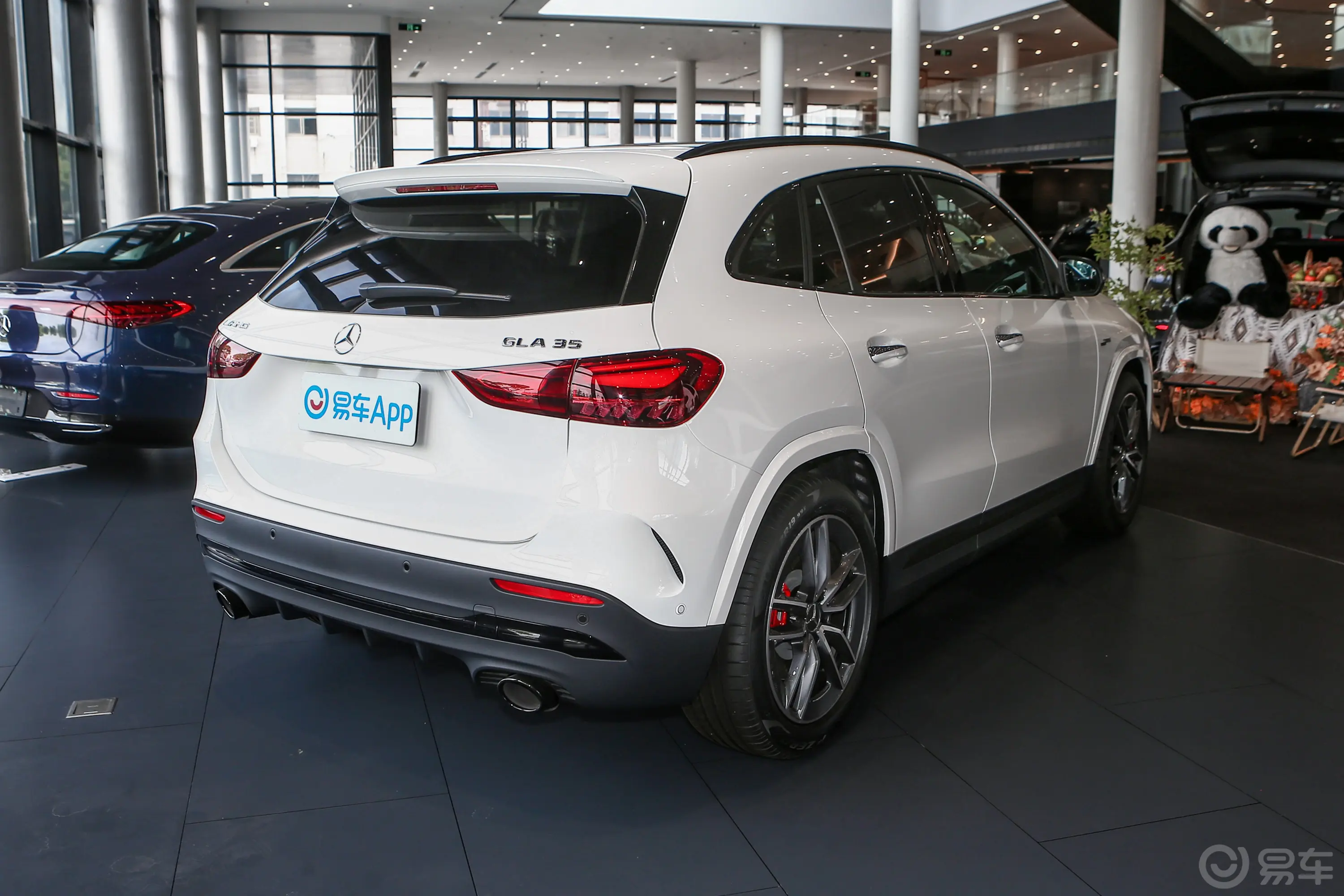 奔驰GLA AMGAMG GLA 35 4MATIC侧后45度车头向右水平
