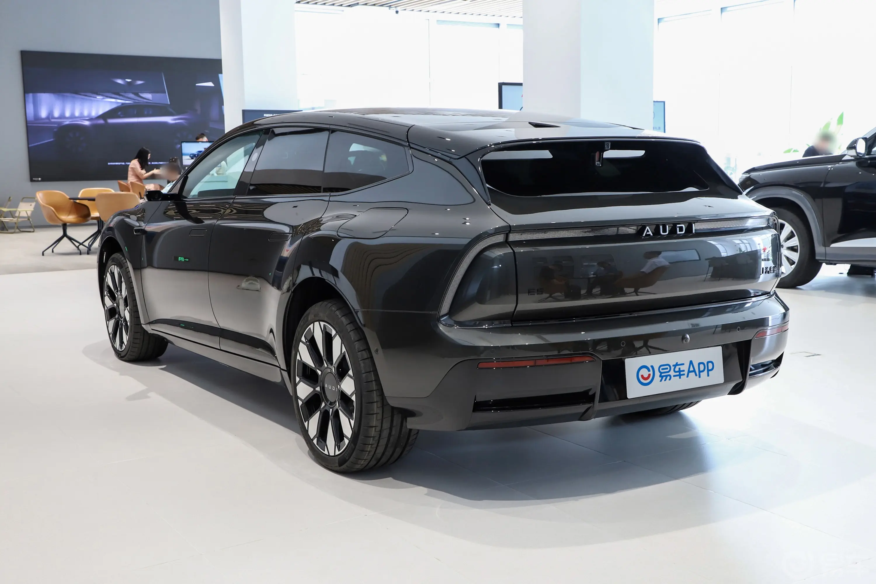 奥迪E5 Sportback两驱标准版侧后45度车头向左水平