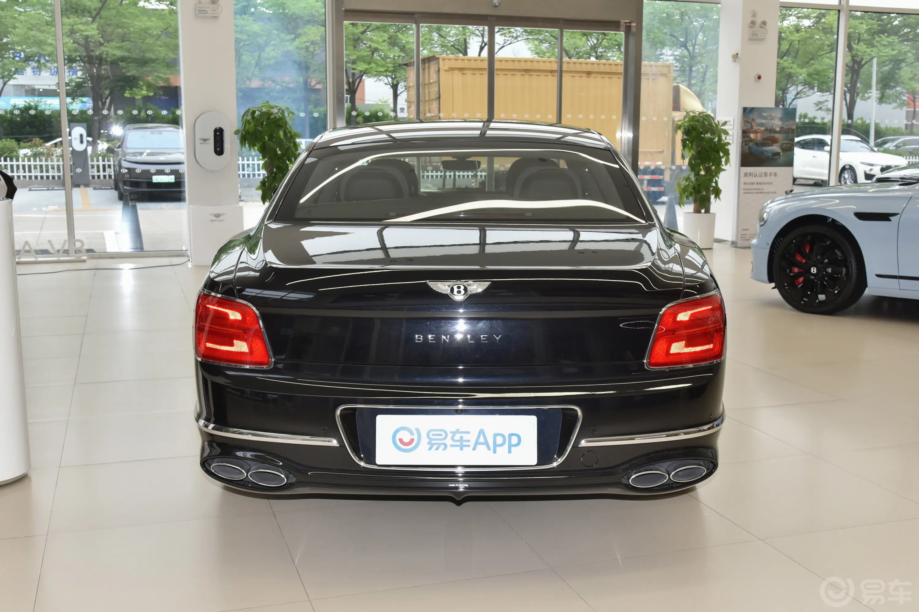 飞驰4.0T V8 Edition 8正后水平