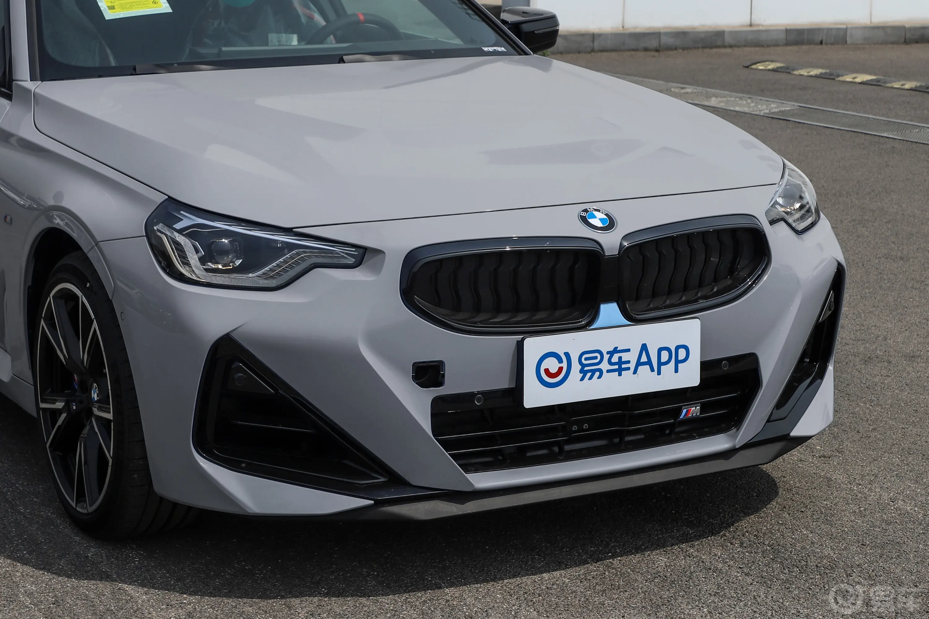 宝马2系(进口)双门轿跑车 M240i xDrive前格栅侧俯拍