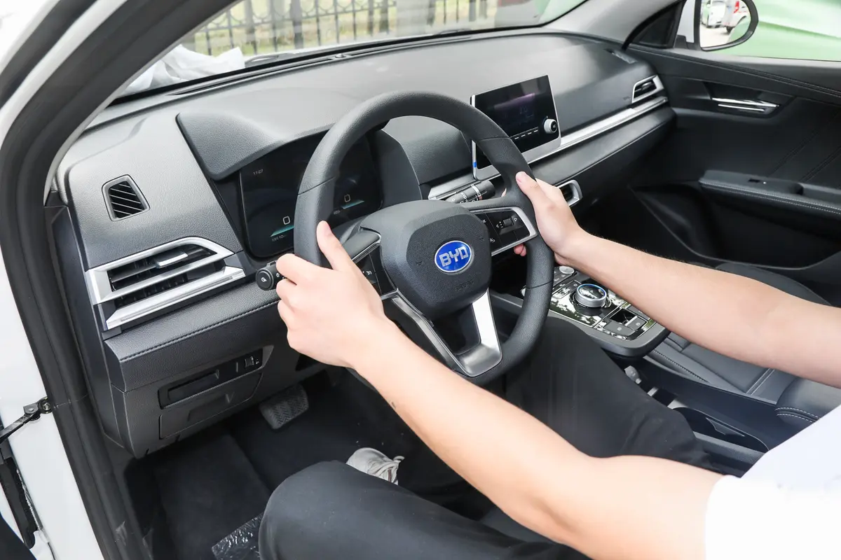 比亚迪e3420km 出行版主驾驶位