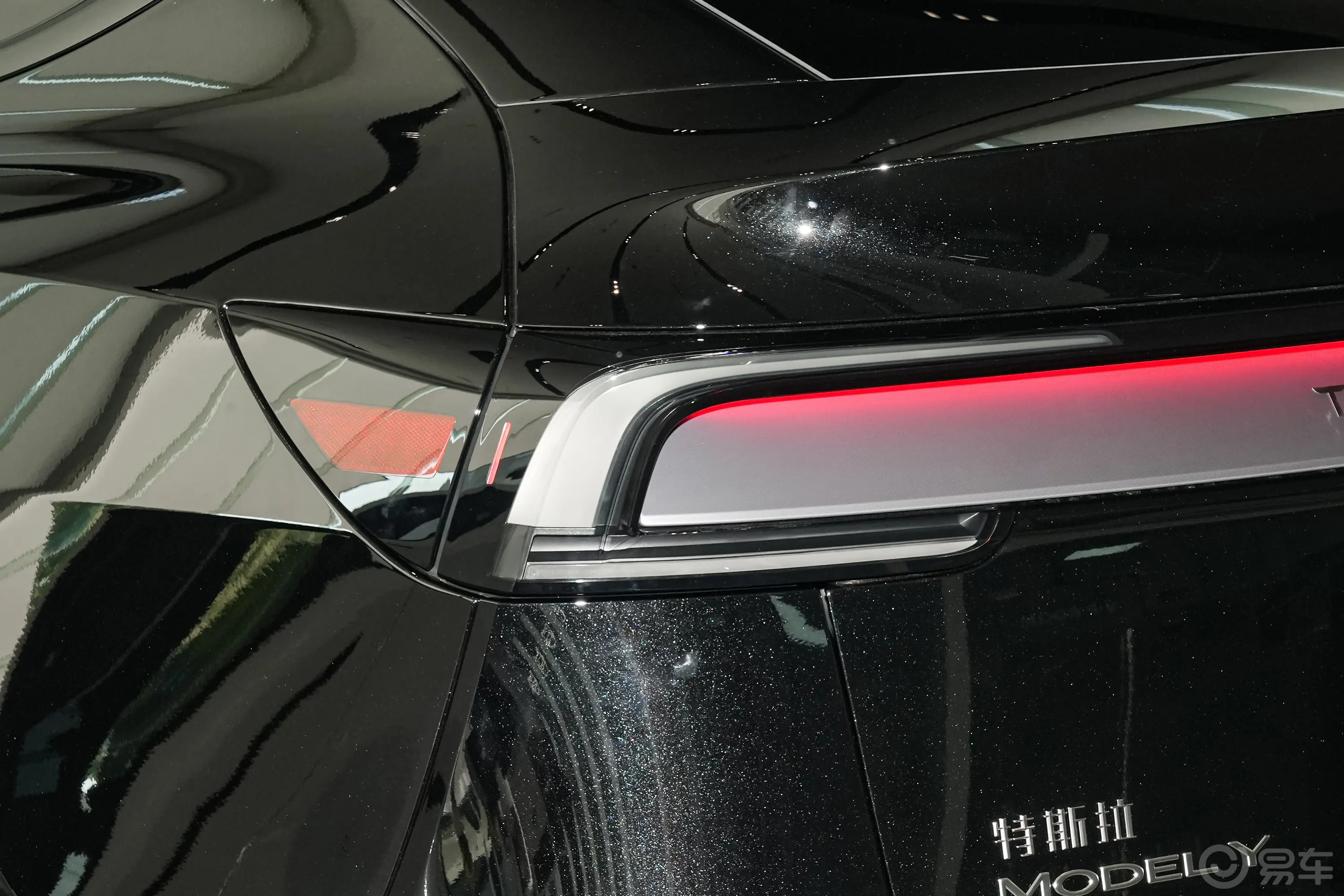 Model Y593km 后轮驱动版尾灯侧45度俯拍