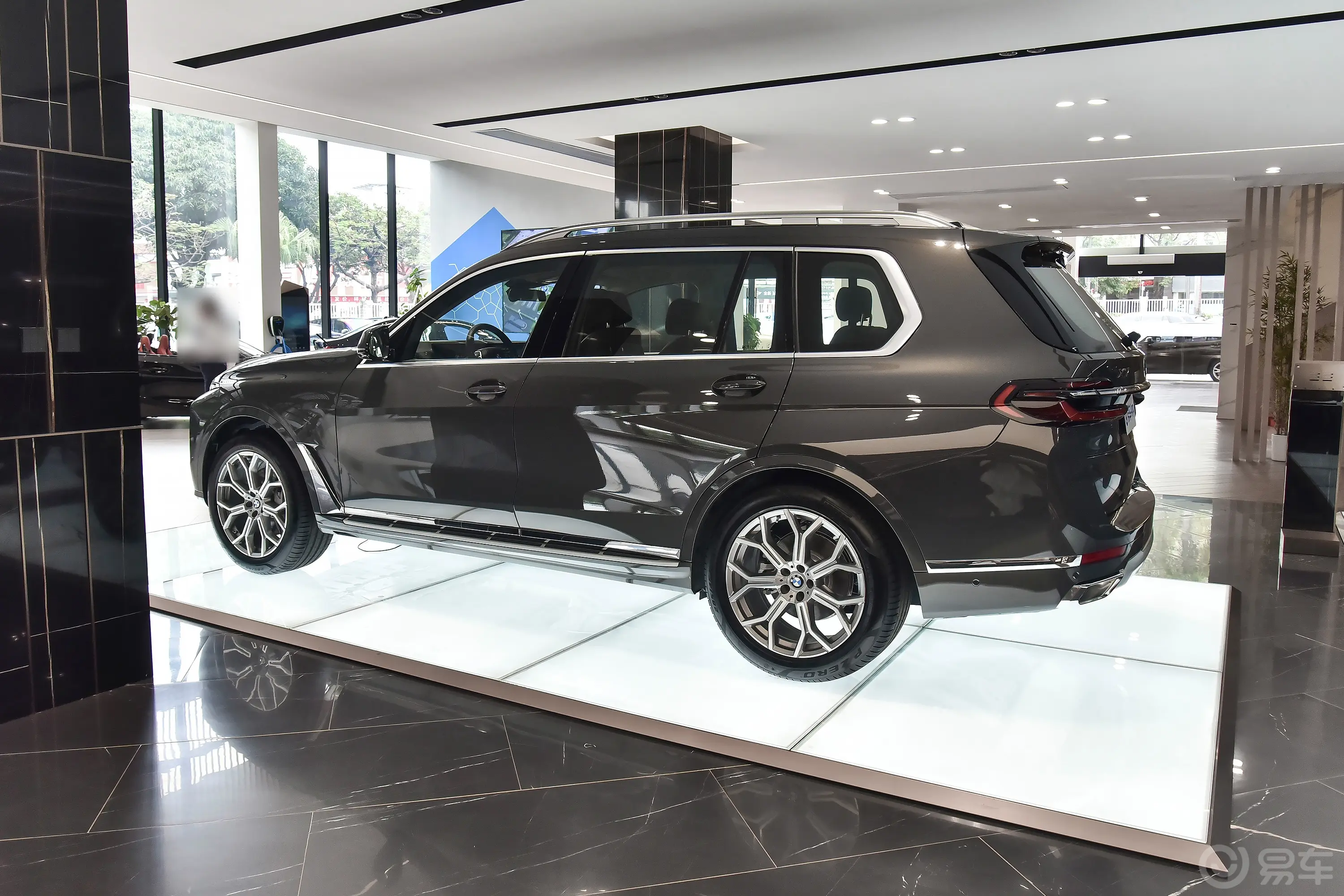 宝马X7xDrive40i 领先型 豪华套装正侧车头向左水平