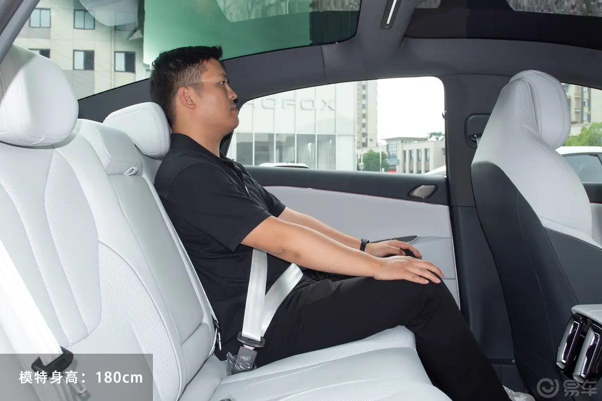 极狐 阿尔法S5708MAX 前驱200kW后排空间体验