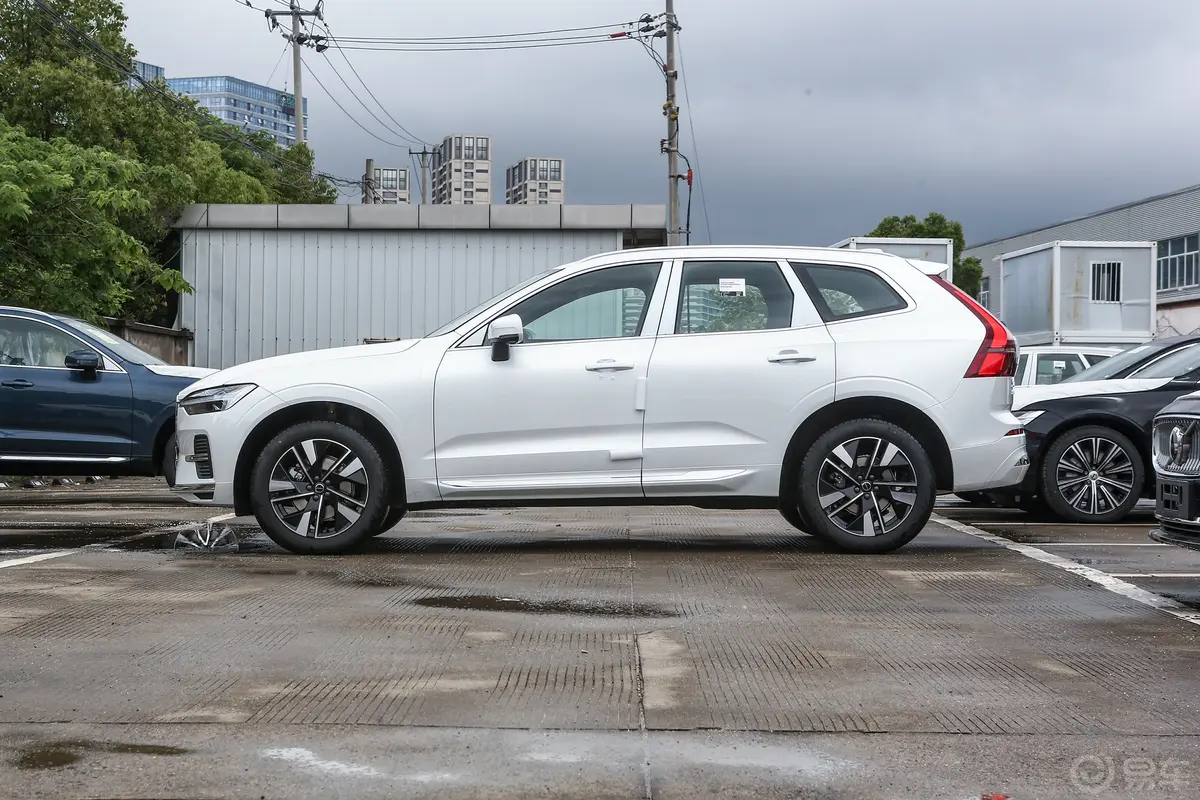 沃尔沃XC60B5 四驱智远豪华版正侧车头向左水平