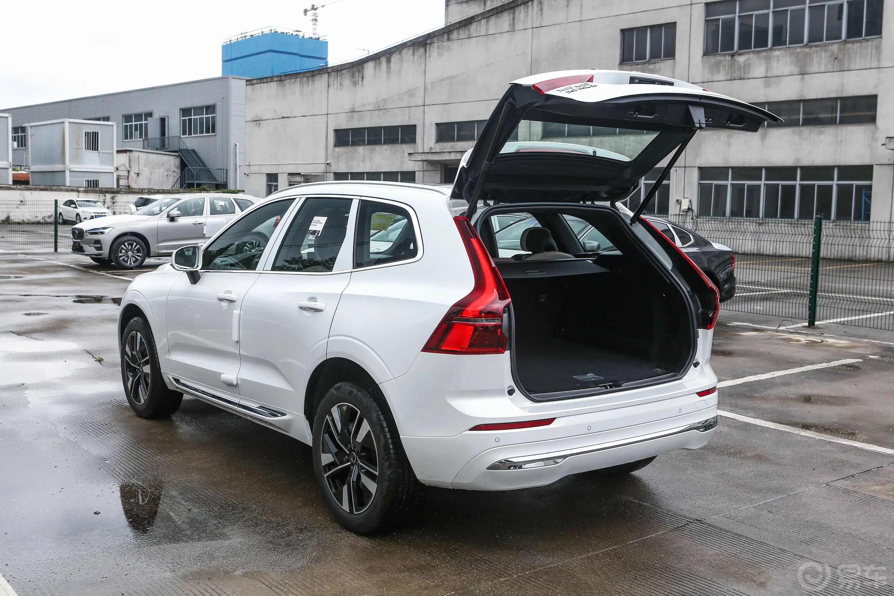 沃尔沃XC60B5 四驱智远豪华版后备厢开启45度侧拍